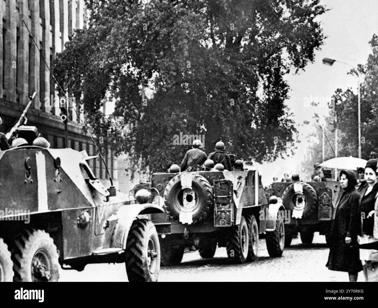 Prag: Die tschechoslowakischen Bürger schauen schweigend zu, als russische Panzertruppenträger heute Morgen vor dem Zentralkomitee des Hauptquartiers der Tschechoslowakischen Kommunistischen Partei Stellung nehmen , nachdem russische, polnische und ostdeutsche Truppen in die Tschechoslowakei eingedrungen waren . Die ersten Nachrichten über die Invasion kamen heute um 2 Uhr morgens in einer Sendung des Prager Rundfunks . August 1968 Stockfoto