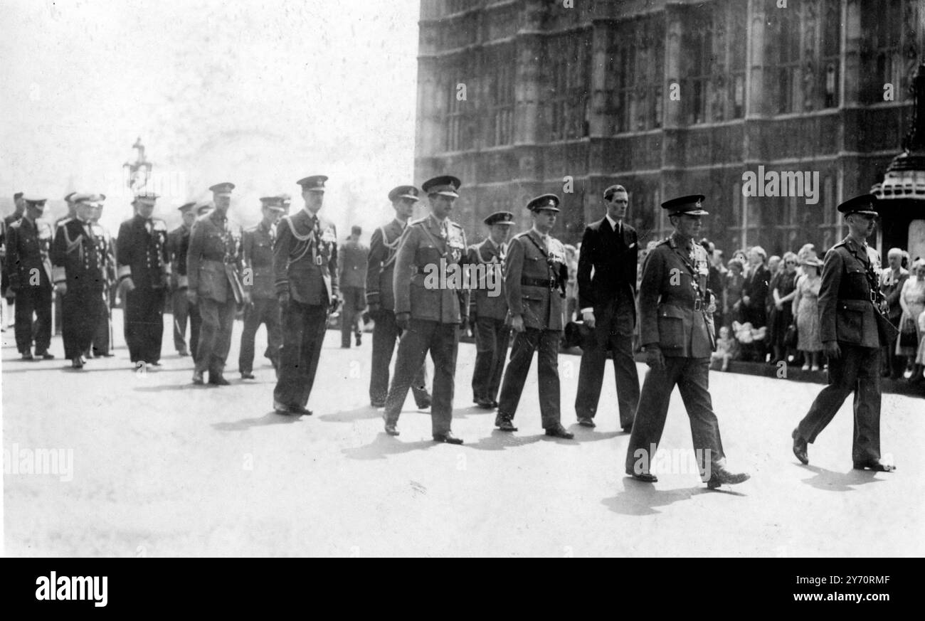 Feldmarschall Earl Wavell , der am vergangenen Mittwoch starb , wurde heute am Winchester College begraben . Sein Leichnam wurde heute Morgen vom Tower of London in einem Royal Army Service Launch zum Westminster Pier und dann zum Dienst in Westminster Abbey gebracht . Seine Majestät der König wurde durch Feldmarschall Lord Wilson vertreten. Hier sind Vertreter aller Gottesdienste zu sehen, die bei der Trauerprozession auf ihrer WASH zur Westminster Abbey fotografiert wurden. 7. Juni 1950 Stockfoto