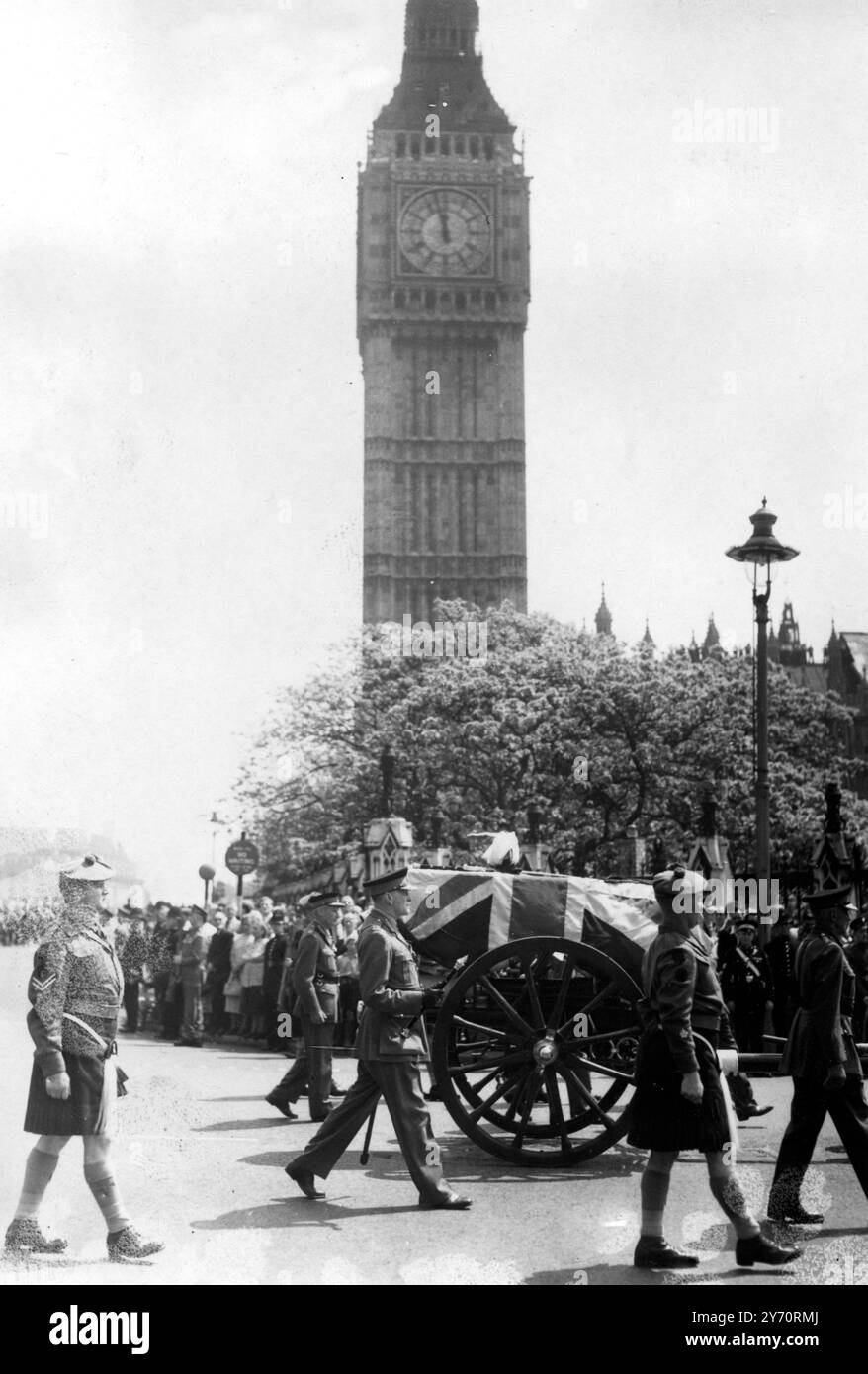 Feldmarschall Earl Wavell , der am vergangenen Mittwoch starb , wurde heute am Winchester College begraben . Sein Leichnam wurde heute Morgen vom Tower of London in einem Royal Army Service Launch zum Westminster Pier und dann zum Dienst in Westminster Abbey gebracht . Seine Majestät der König wurde durch Feldmarschall Lord Wilson vertreten. Hier sehen Sie das Begräbnis, das Big Ben auf dem Weg zur Westminster Abbey passiert. 7. Juni 1950 Stockfoto
