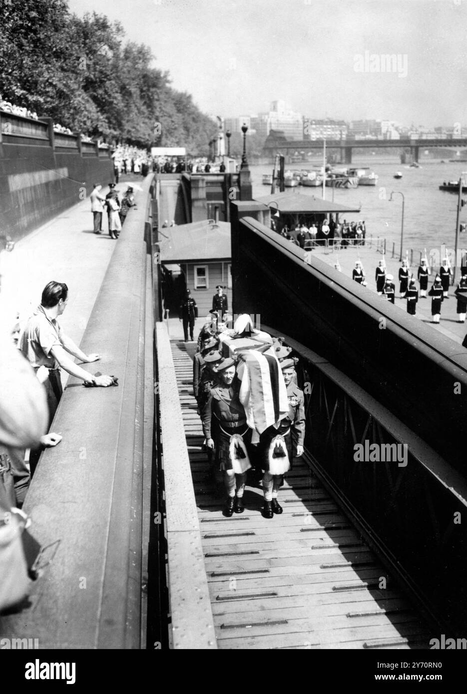 Feldmarschall Earl Wavell , der am vergangenen Mittwoch starb , wurde heute am Winchester College begraben . Sein Leichnam wurde heute Morgen vom Tower of London in einem Royal Army Service Launch zum Westminster Pier und dann zum Dienst in Westminster Abbey gebracht . Seine Majestät der König wurde durch Feldmarschall Lord Wilson vertreten. Hier wird der Sarg die Treppe am Westminster Pier hinaufgetragen, auf dem Weg zur Westminster Abbey . 7. Juni 1950 Stockfoto