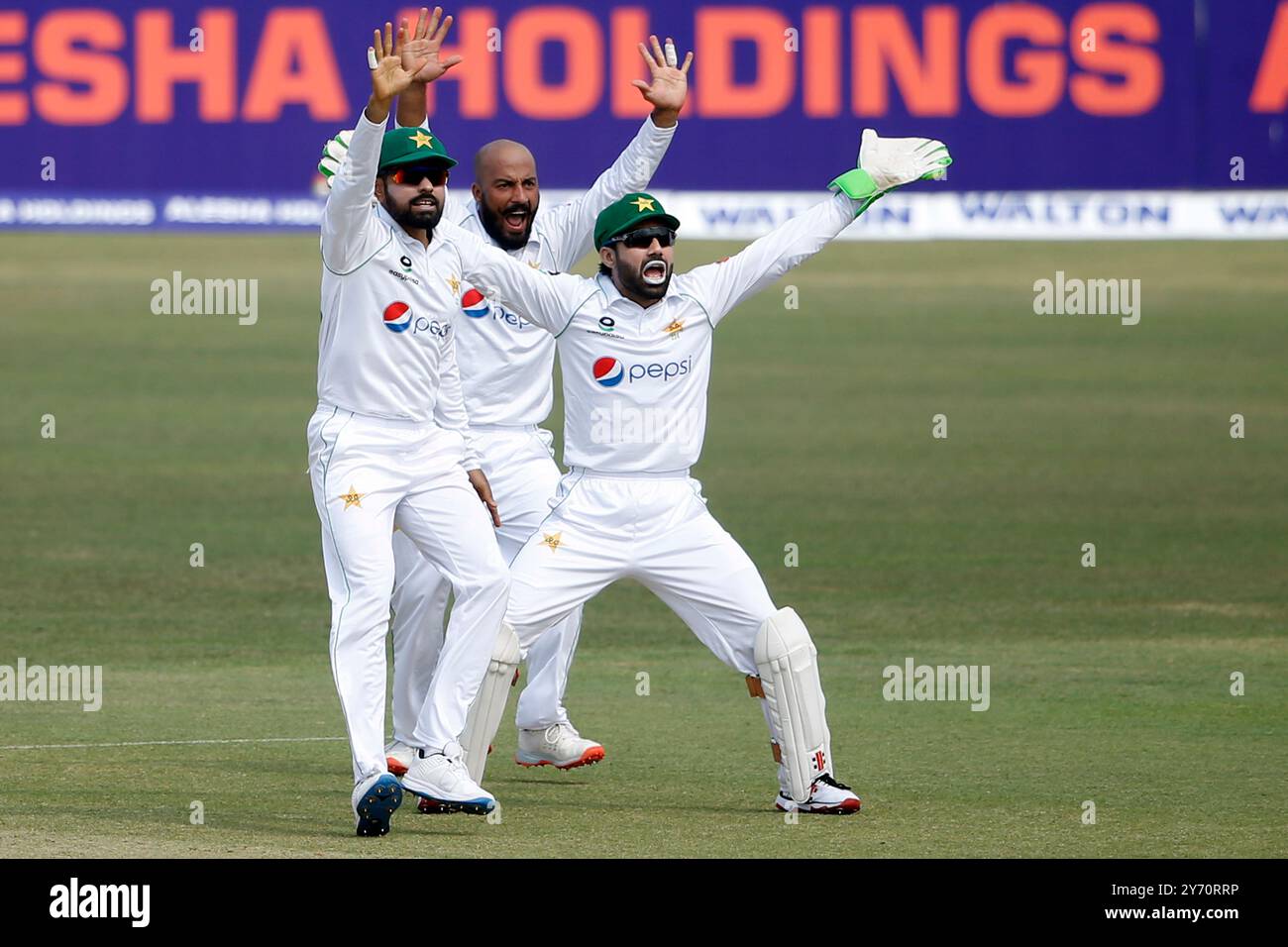 (Von links) pakistanischer Kapitän Babar Azam, Sajid Khan und Mohammad Rizwan Apfel für lbw gegen den Bangladeschischen Teig Mominul Haque während Bangladeschs und Stockfoto