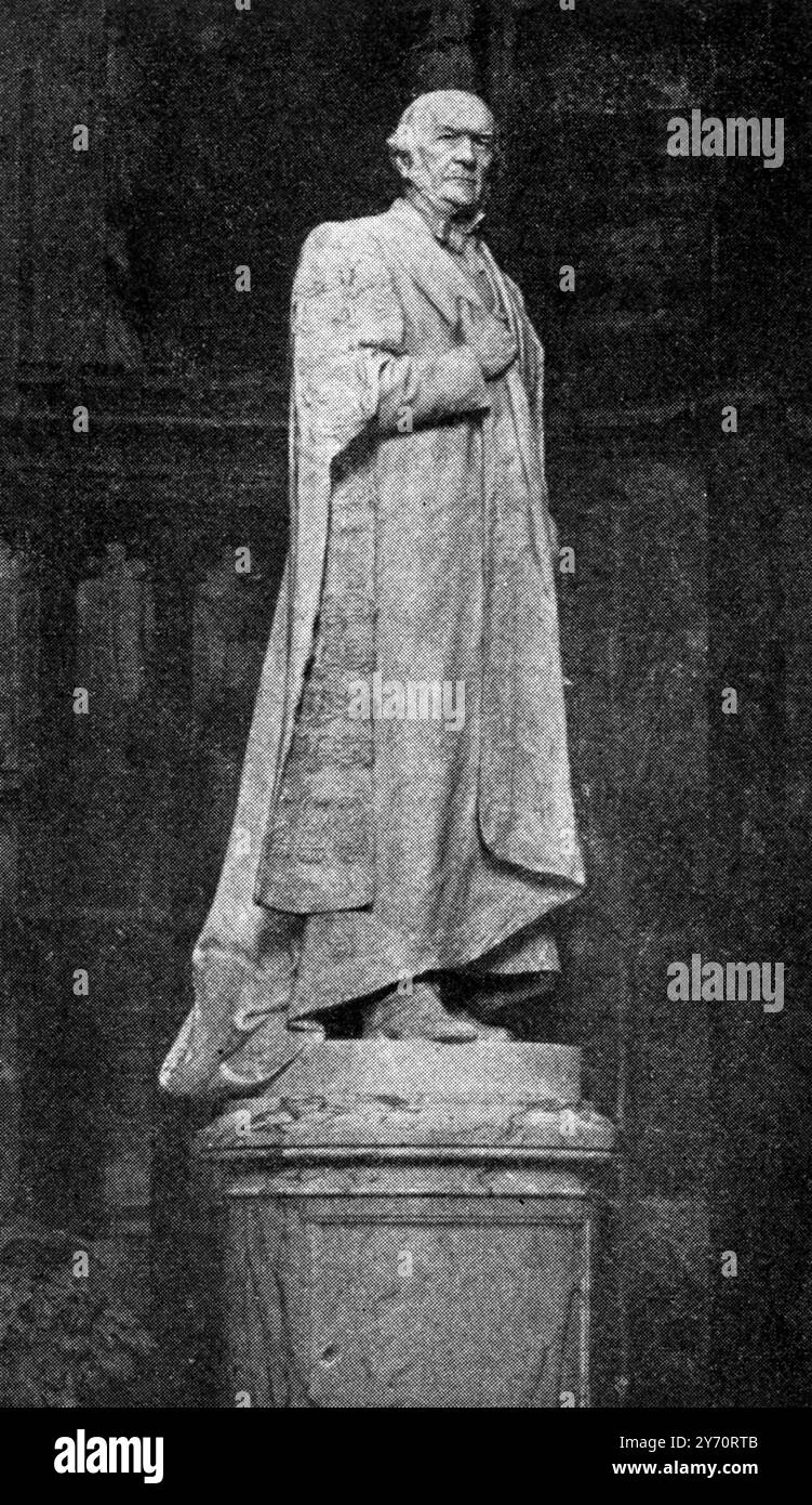 Das National Monument für Mr. Gladstone in Westminter Abbey , London , England . Die Nationalstatue von Herrn Gladstone , die zum Zeitpunkt seines Todes vom Parlament gewählt und von Herrn Brock RA hingerichtet wurde , wurde am 27 . März 1903 in der Westminster Abbey auf dem Gelände des Nordquerschiffs errichtet , das vor Jahren von Dean Stanley ausgewählt wurde . Herr Gladstone ist vertreten und trägt die Roben eines Doktors für Zivilrecht der Universität Oxford. 4. April 1903 Stockfoto