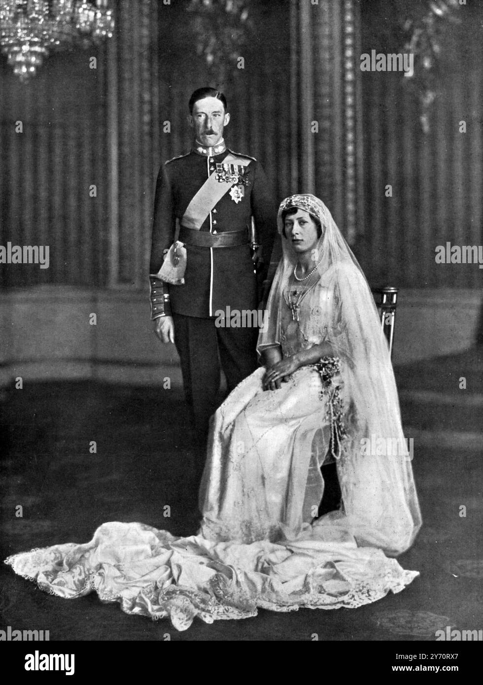 Im Buckingham Palace : Prinzessin Mary und ihr Ehemann Viscount Lascelles nach der Hochzeitszeremonie in Westminster Abbey , London , England . 4. Mai 1922 Stockfoto