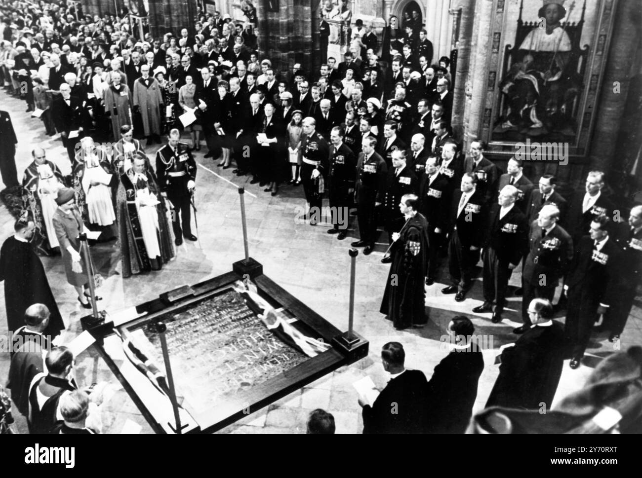 Enthüllung des Sir Winston Churchill-Gedenksteins in der Westminster Abbey. Vor dem Stein mit kirchlichen Würdenträgern steht die Königin und der Herzog von Edinburgh. Gegenüber dem Duke Stand Lady Spencer-Churchill und Mr Randolph Churchill 19. September 1965 Stockfoto