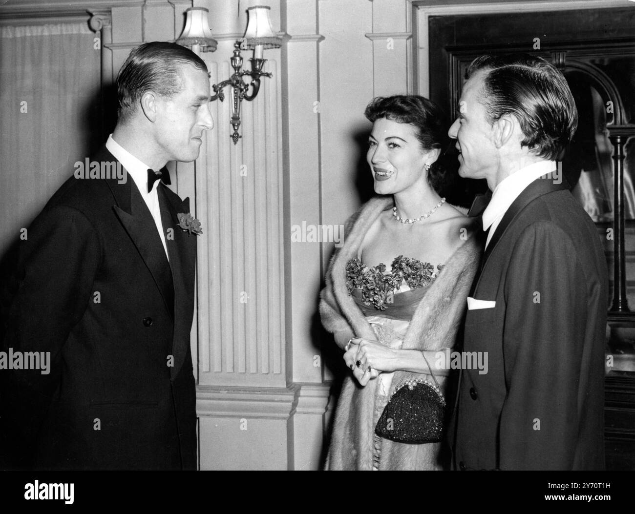 Duke Meets Ava und Frankie the Duke of Edinburgh verbrachten einen Abend mit Bühnen - und Filmstars Großbritanniens und Amerikas , als er an einem Dinner im Empress Club , Dover Street , London , den Künstlern, die am Montag an einer Gala Midnight Matinee im London Coliseum teilnehmen werden , teilnahm . Die Matinee , bei der der Duke und Prinzessin Elizabeth anwesend sein werden , wird vom Variety Club of Great Britain zugunsten der National Playing Fields Association gesponsert , deren Präsident der Duke ist . Fotoshows: Der Herzog von Edinburgh trifft die lächelnde Ava Gardner und ihren Mann des Monats, Frank Sinatra at Stockfoto