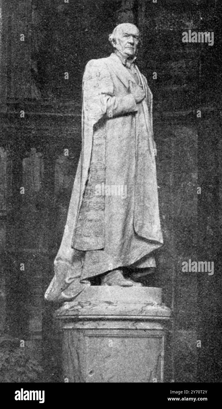 Das Nationaldenkmal für Mr. Gladstone in Westminster Abbey. Die Statue von Herrn Gladstone , die zum Zeitpunkt seines Todes vom Parlament gewählt und von Herrn Brock, R A, hingerichtet wurde, wurde am 27. März in der Westminster Abbey auf dem Gelände im nördlichen Querschiff errichtet, das vor Jahren von Dean Stanley ausgewählt wurde. Herr Gladstone ist in den Gewändern eines DCL der Universität Oxford vertreten . 4. April 1903 Stockfoto