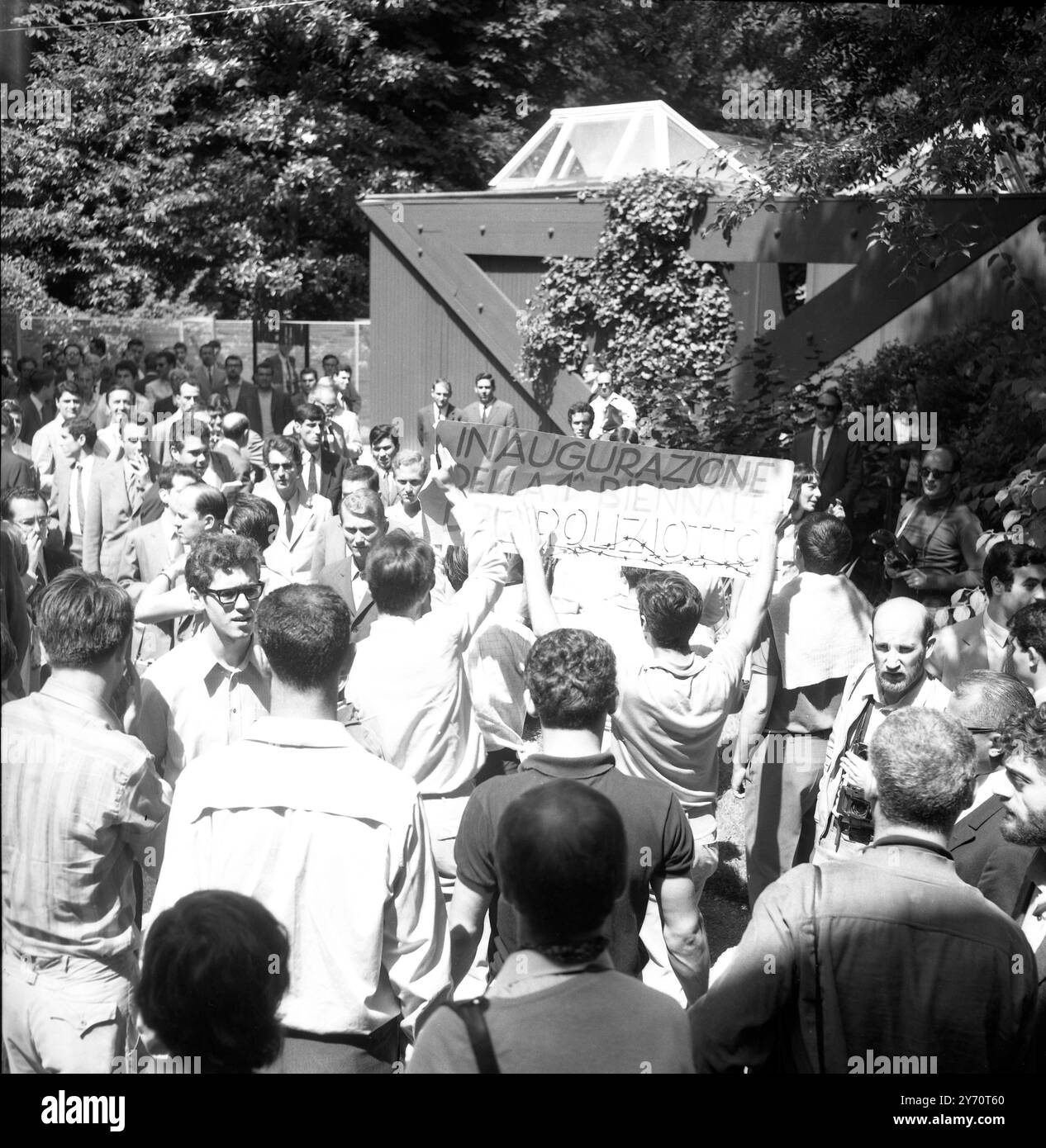 Venedig : Biennale Demonstrationen . Linke Kunststudenten zeigen vor der Biennale von Venedig am 23 . Juni 1968 ein Plakat , das nach einer Woche Demonstrationen erstmals für die Öffentlichkeit geöffnet wurde . Stockfoto