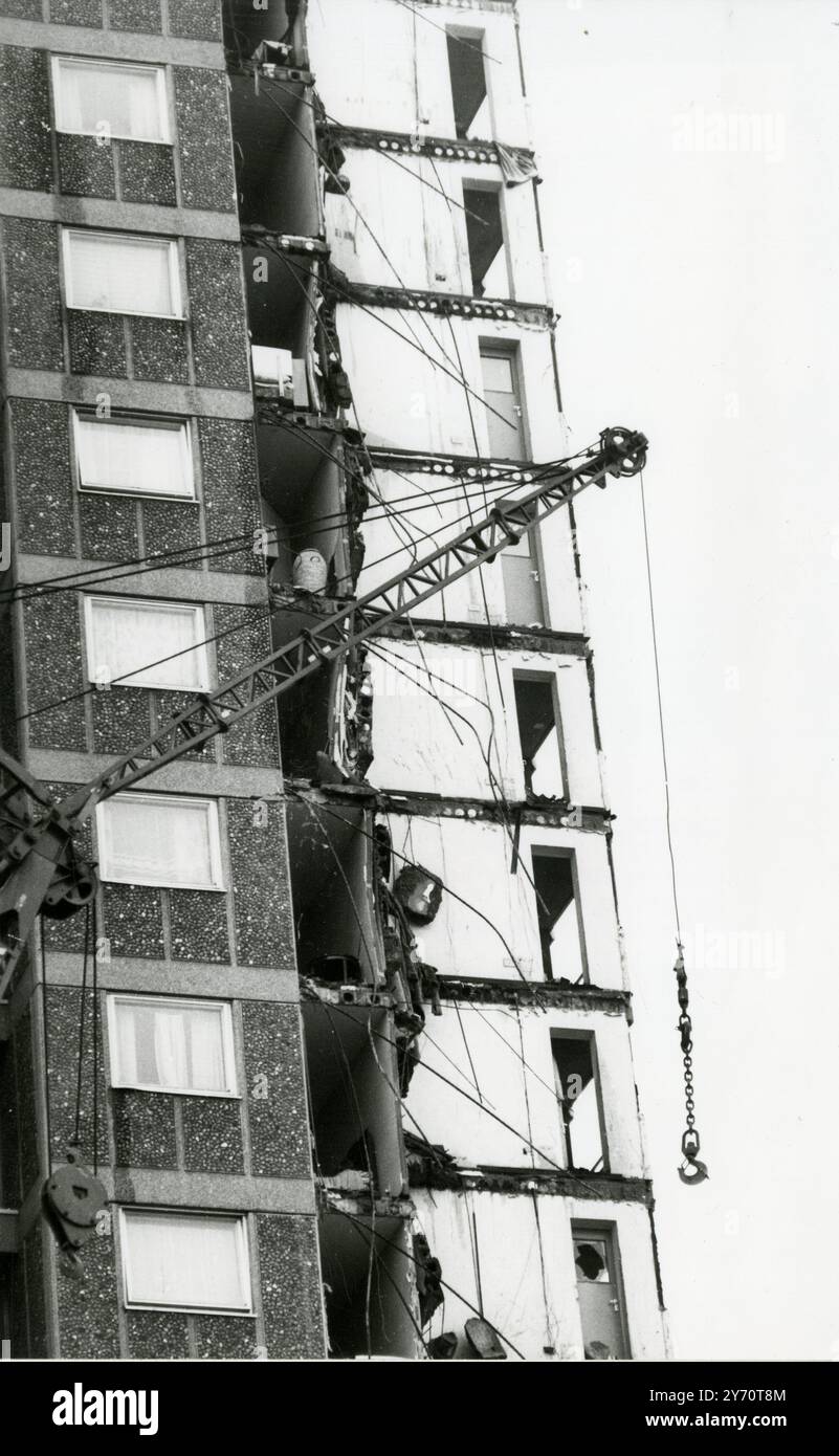 London - Türen, die nirgendwohin führen und hängendes Bewehrungseisen ist alles, was vom Wohnzimmerbereich dieses Wohnblocks namens Ronan Point übrig geblieben ist. In den frühen Morgenstunden brach dieser Abschnitt eines 22-stöckigen Wohnblocks nach einer Explosion zusammen. Laut neuesten Berichten wurden zwei Männer und eine Frau tot zwischen den Trümmern gefunden. Teil der Schlafzimmer, in dem die meisten Leute davon gefallen sind. 16. Mai 1968 Stockfoto