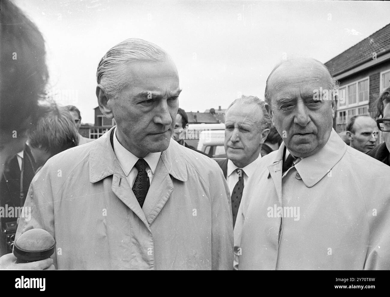 Am Schauplatz des katastrophalen Einsturzes der Wohnung heute Morgen im Custom House in East London sind heute von links nach rechts : Generalstaatsanwalt Sir Elwyn Jones , Abgeordneter vor Ort , Herr Desmond Plummer , Vorsitzender des Greater London Council , und Herr Niall MacDermot , Staatsminister für Wohnungsbau und lokale Regierung . Der teilweise Einsturz des kürzlich fertiggestellten 22-geschossigen Blocks ereignete sich kurz nach 6 Uhr heute . Die jüngsten Zahlen zu den Unfällen lauten : drei Tote , neun Verletzte und sieben nicht erfasste Personen . Der Turm ist auch als Ronan Point bekannt, benannt nach dem stellvertretenden Bürgermeister Harry Ronan ( A) Stockfoto
