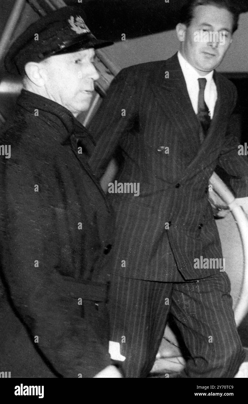 Roy Farran , der am Londoner Flughafen nach seiner Ankunft aus Rhodesien vom Plan abgesetzt wurde . Captain Farran , der von einem Jerusalemer Kriegsgericht für den Mord an einem jungen Juden freigesprochen wurde , wurde vom Tod einer Gruppe jüdischer Terroristen bedroht . Er wird in Kürze ein Interview mit einem Auswahlausschuss führen, um zum Kandidaten der Konservativen für Dudley am 26. Oktober 1949 gewählt zu werden. Stockfoto