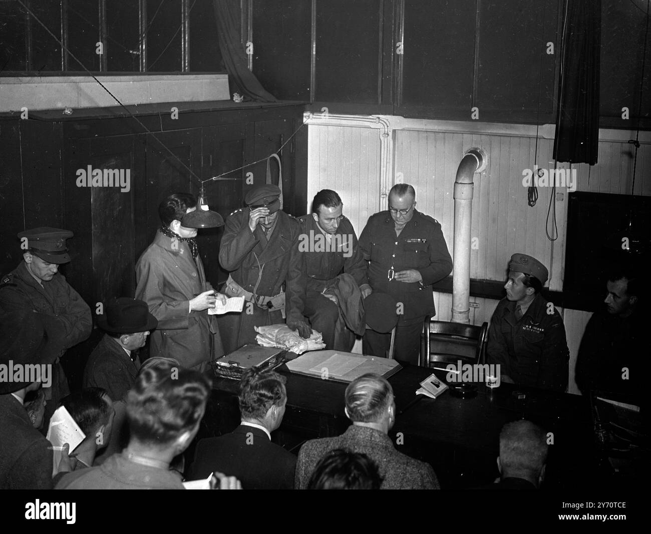 Der 26-jährige Captain Roy Farran, DSO, MC und zwei Bars, Croix de Guerre und American Legion of Merit, kürzlich von einem Jerusalem-Kriegsgericht für den Mord an einem jungen Juden freigesprochen, kamen gestern in Liverpool in der Truppe Orduna an. Ein bewaffneter Wächter trat an Land, als er am Ende seiner geheimen Luft- und Seereise von Palästina nach England kam. Er hofft, bald sein Haus in Histons Hill, Codsall, Wolverhampton zu besuchen. 14. Oktober 1947 Stockfoto