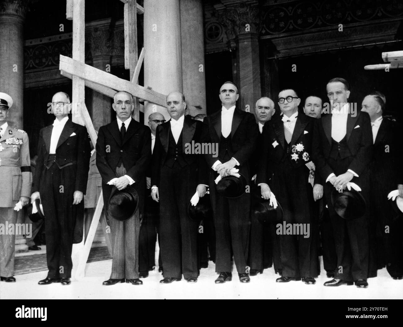 Die Beerdigung des verstorbenen Marschalls Papagos , „ Marschall des Sieges “ , fand nach einem Gottesdienst in der Kathedrale von Athen statt , an dem die Königsfamilie , die neue griechische Regierung , das Militärkommando und andere Beamte teilnahmen . Tausende gingen zur Beerdigung und alle Schulen, Banken und öffentlichen Einrichtungen waren für den Tag geschlossen. Foto zeigt: Das kürzlich vereidigte Kabinett, das die Kathedrale verlässt, mit dem neuen Premierminister Konstantin Karamanlis am dritten Platz von rechts. 9. Oktober 1955 Stockfoto
