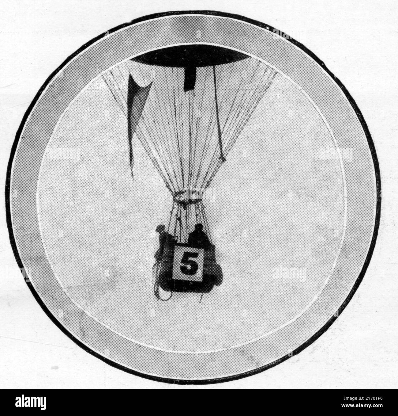The Derby of the Air : der Flug der zehn Rennballone von Ranelagh . Das große Rennen des Aero Clubs startete am samstagnachmittag in Ranelagh . Zehn Ballons wurden im Abstand von drei Minuten freigesetzt. Für die Veranstaltung versammelte Ranelagh seine schwulste Menge , denn der Ballon ist der modische Rivale des Autos . Der Bahnhof Goring wurde als Ziel des Rennens festgelegt , das von FH Butler in Dolce Far Niente gewonnen wurde . Hier blitzt der Lotus einen Ballon und wirft Ballast aus. 1. Juni 1907 Stockfoto