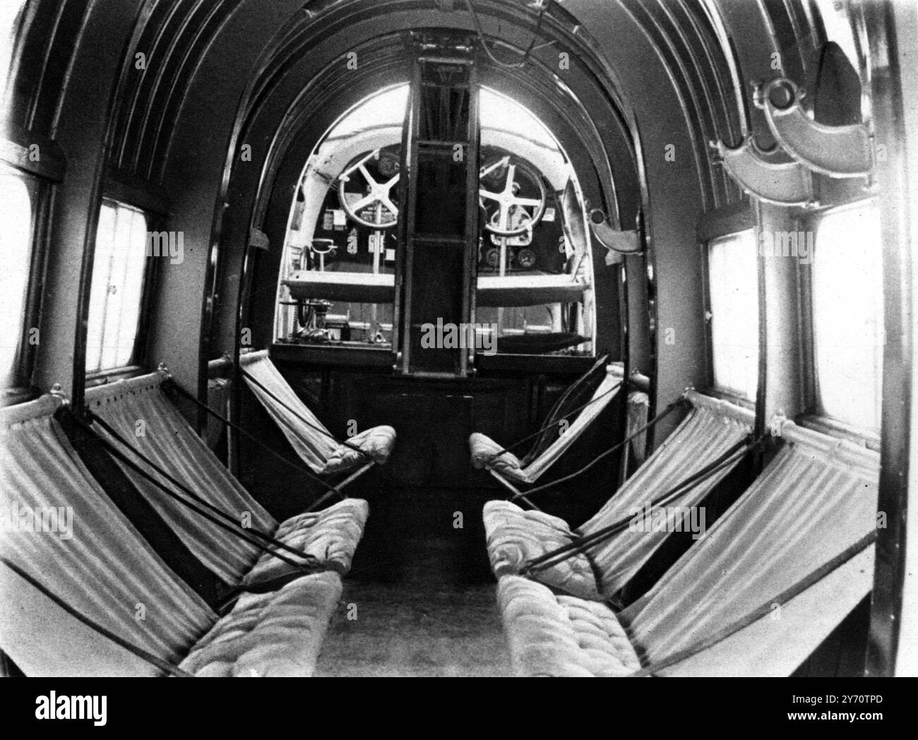 Der geräumige Innenraum eines Vickers 'Victoria' Truppenträgers, der ursprünglich dazu gedacht war, dreiundzwanzig bewaffnete Soldaten zu einem Außenposten in einem gestörten Land zu bringen oder Opfer ins Krankenhaus zu bringen : Ein Blick auf das Doppelcockpit für die beiden Piloten (drahtlos ausgestattet), mit den beiden Lenkrädern und den zusammenklappbaren Sitzen aus Segeltuch an den Seiten. Wird verwendet, um Flüchtlinge - britische und andere Nationalitäten - vor der Rebellion in Kabul, Afghanistan zu retten. 1929 Stockfoto