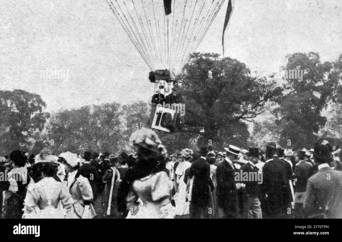 The Derby of the Air : der Flug der zehn Rennballone von Ranelagh . Das große Rennen des Aero Clubs startete am samstagnachmittag in Ranelagh . Zehn Ballons wurden im Abstand von drei Minuten freigesetzt. Für die Veranstaltung versammelte Ranelagh seine schwulste Menge , denn der Ballon ist der modische Rivale des Autos . Der Bahnhof Goring wurde als Ziel des Rennens festgelegt , das von FH Butler in Dolce Far Niente gewonnen wurde . Hier sieht man Venus, die mit Mrs. Moore Brabazon aufsteigt. 1. Juni 1907 Stockfoto