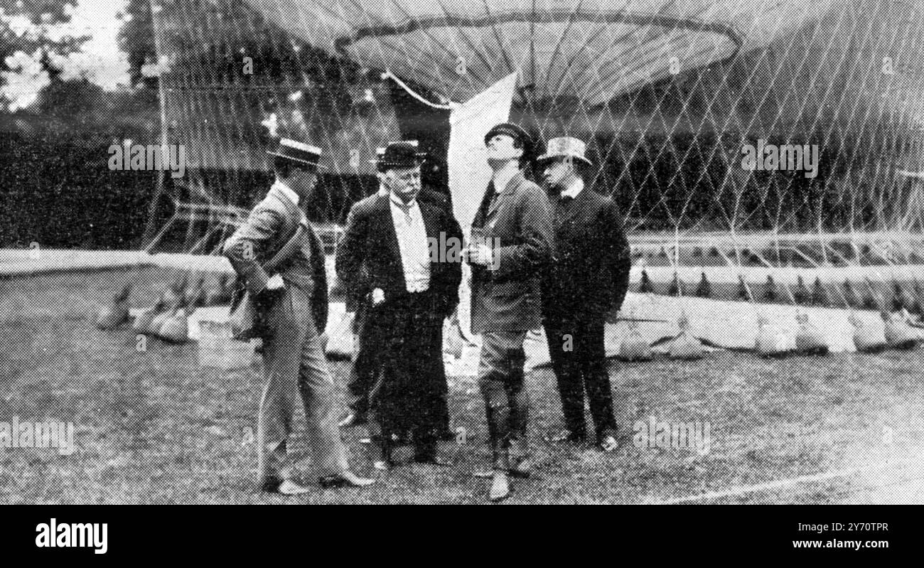 The Derby of the Air : der Flug der zehn Rennballone von Ranelagh . Das große Rennen des Aero Clubs startete am samstagnachmittag in Ranelagh . Zehn Ballons wurden im Abstand von drei Minuten freigesetzt. Für die Veranstaltung versammelte Ranelagh seine schwulste Menge , denn der Ballon ist der modische Rivale des Autos . Der Bahnhof Goring wurde als Ziel des Rennens festgelegt , das von FH Butler in Dolce Far Niente gewonnen wurde . Hier sehen wir Mr F Pollack mit Bowler Hut und die Hon CS Rolls, die nach oben schauen . 1. Juni 1907 Stockfoto