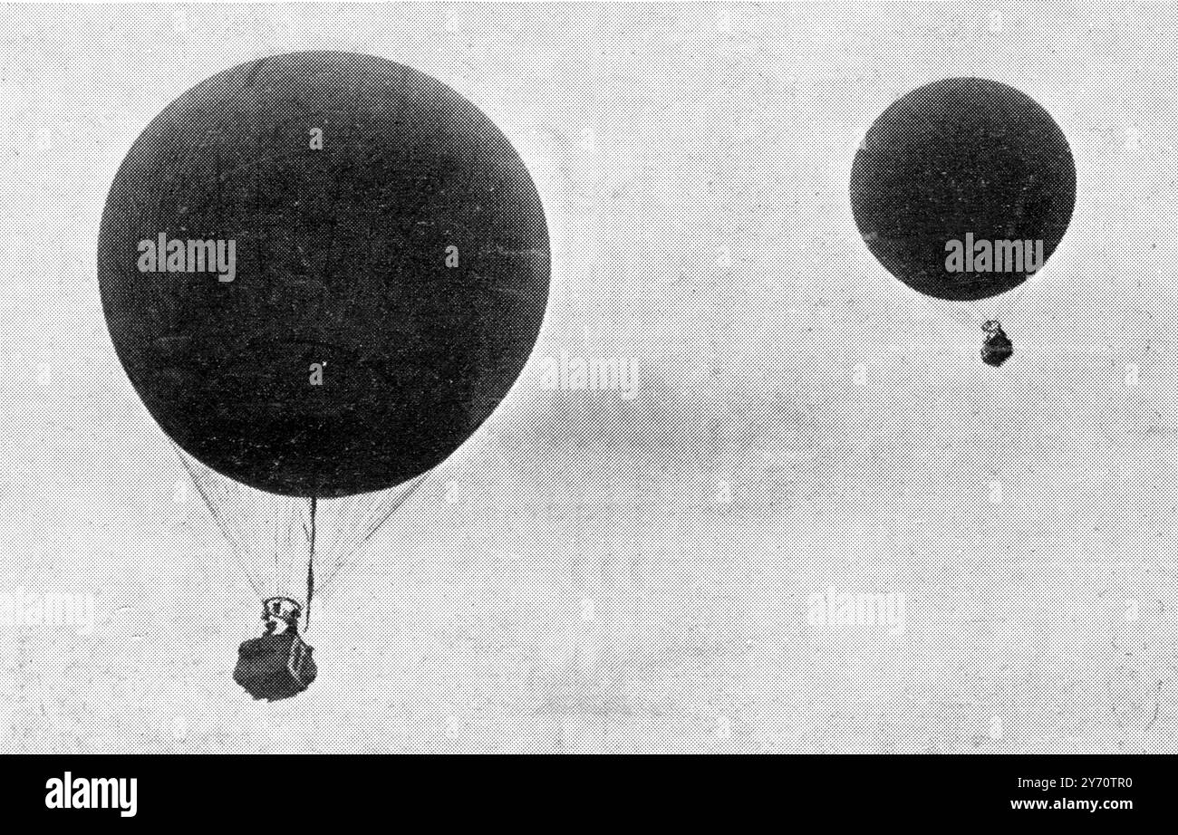 The Derby of the Air : der Flug der zehn Rennballone von Ranelagh . Das große Rennen des Aero Clubs startete am samstagnachmittag in Ranelagh . Zehn Ballons wurden im Abstand von drei Minuten freigesetzt. Für die Veranstaltung versammelte Ranelagh seine schwulste Menge , denn der Ballon ist der modische Rivale des Autos . Der Bahnhof Goring wurde als Ziel des Rennens festgelegt , das von FH Butler in Dolce Far Niente gewonnen wurde . Sehen Sie hier Padsop III auf der linken Seite und Dolce Far Niente der Sieger auf der rechten Seite . 1. Juni 1907 Stockfoto