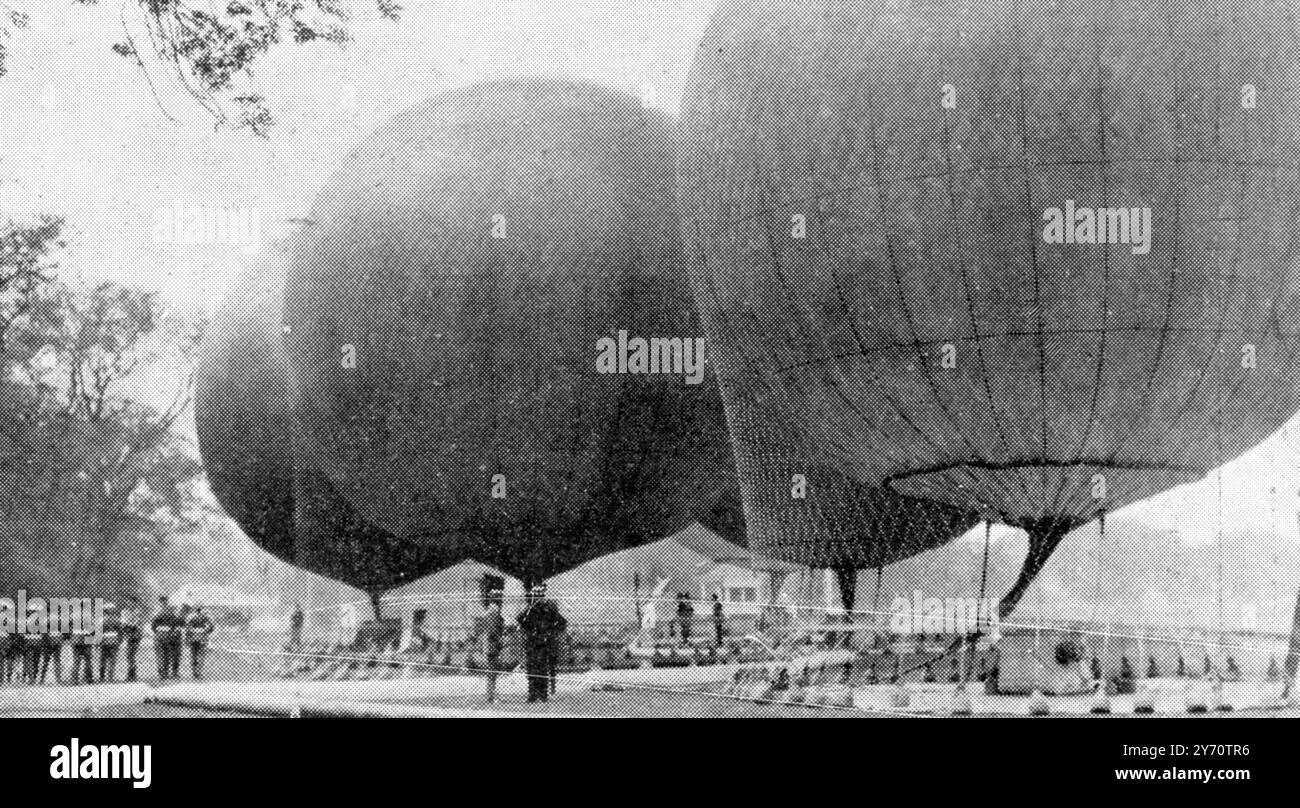 The Derby of the Air : der Flug der zehn Rennballone von Ranelagh . Das große Rennen des Aero Clubs startete am samstagnachmittag in Ranelagh . Zehn Ballons wurden im Abstand von drei Minuten freigesetzt. Für die Veranstaltung versammelte Ranelagh seine schwulste Menge , denn der Ballon ist der modische Rivale des Autos . Der Bahnhof Goring wurde als Ziel des Rennens festgelegt , das von FH Butler in Dolce Far Niente gewonnen wurde . Die Ballons sind heruntergeballast. 1. Juni 1907 Stockfoto