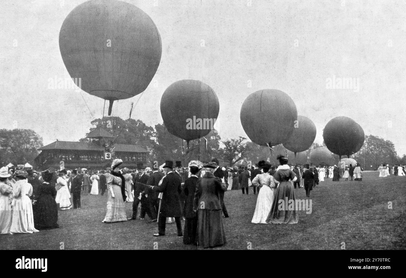 The Derby of the Air : der Flug der zehn Rennballone von Ranelagh . Das große Rennen des Aero Clubs startete am samstagnachmittag in Ranelagh . Zehn Ballons wurden im Abstand von drei Minuten freigesetzt. Für die Veranstaltung versammelte Ranelagh seine schwulste Menge , denn der Ballon ist der modische Rivale des Autos . Der Bahnhof Goring wurde als Ziel des Rennens festgelegt , das von FH Butler in Dolce Far Niente gewonnen wurde . Hier ist der Start des Rennens zu sehen. 1. Juni 1907 Stockfoto