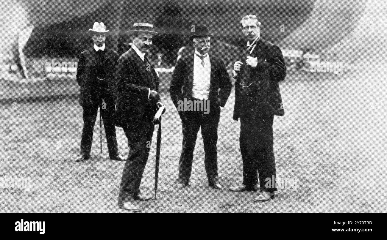 The Derby of the Air : der Flug der zehn Rennballone von Ranelagh . Das große Rennen des Aero Clubs startete am Samstagnachmittag in Ranelagh . Zehn Ballons wurden im Abstand von drei Minuten freigesetzt. Für die Veranstaltung versammelte Ranelagh seine schwulste Menge , denn der Ballon ist der modische Rivale des Autos . Der Bahnhof Goring wurde als Ziel des Rennens festgelegt , das von FH Butler in Dolce Far Niente gewonnen wurde . Hier sehen wir Mr Bucknall mit Bootsfahrer und Mr F Pollack mit Bowler Hut . 1. Juni 1907 Stockfoto