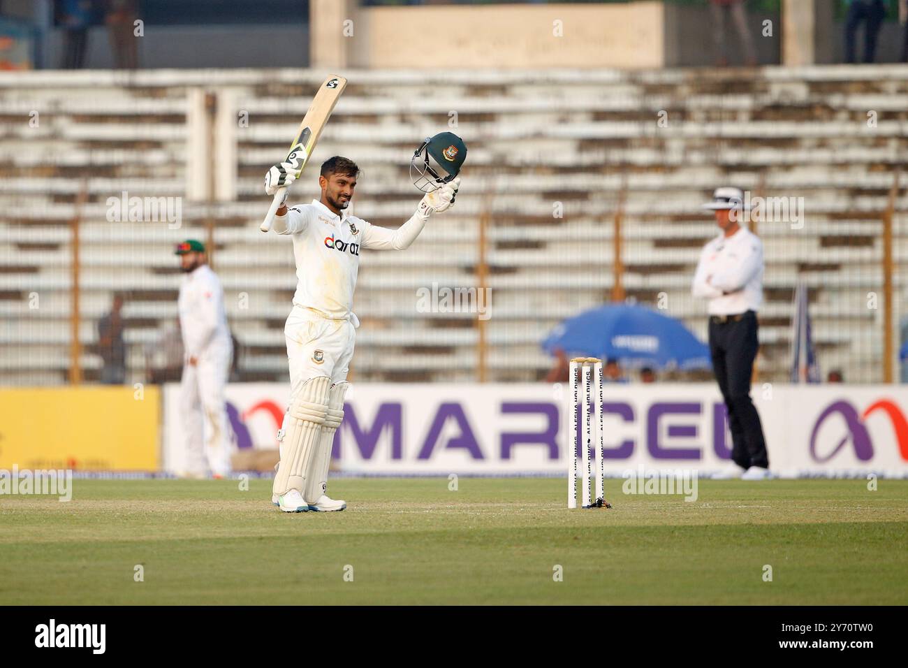 Litton Kumar das feiert seine hundert Läufe gegen Pakistan am ersten Tag des ersten Testspiels in Bangladesch und Pakistan in der Zahur Ahmed Chowdhury Sta Stockfoto