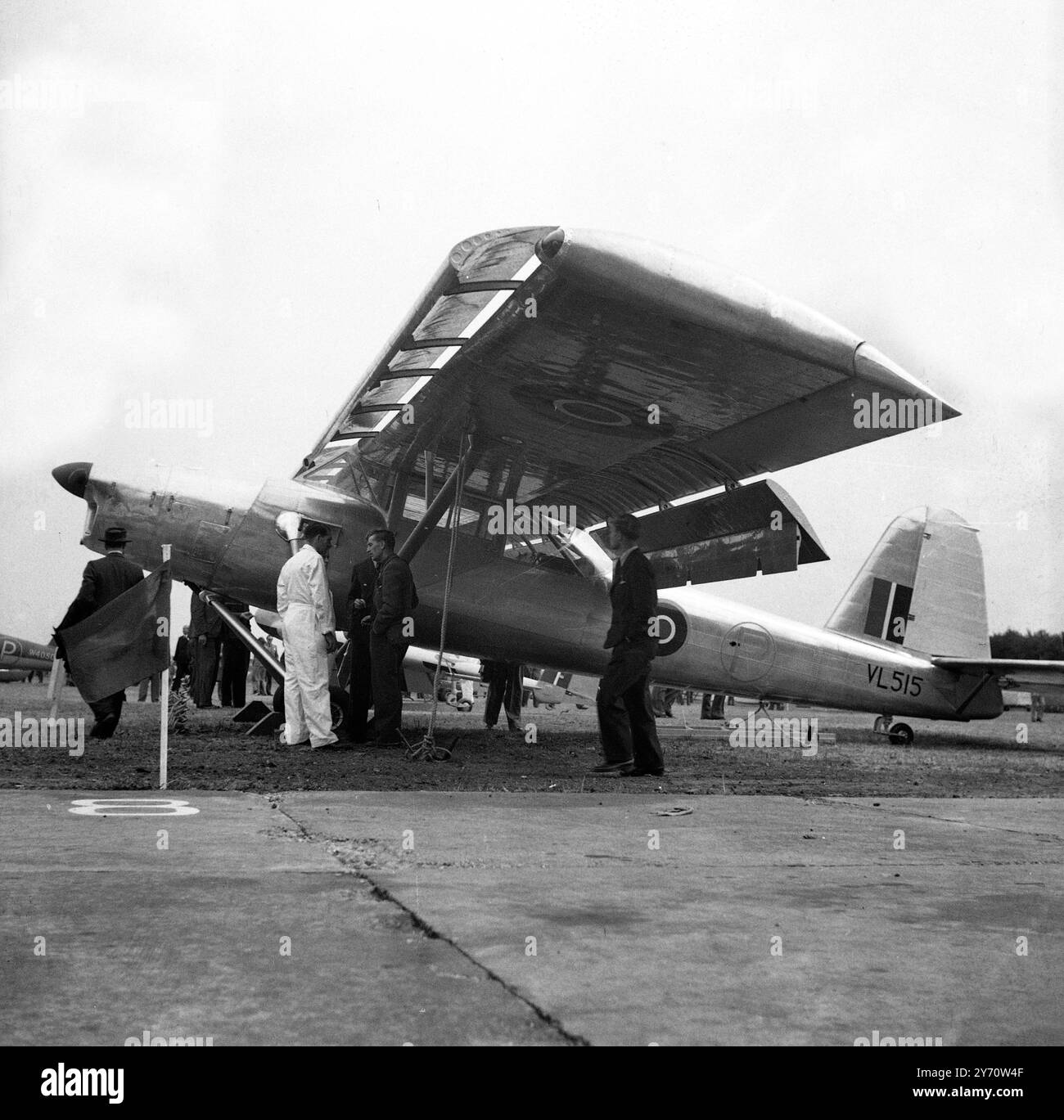 Die Society of British Aircraft Constructors veranstaltete gestern ihre 8. Flugschau im Radlett Airfield in Hertfordshire. Hauptattraktion war eine statische Ausstellung von Flugzeugtriebwerken und allen Arten von Luftausrüstungen . Die Vielfalt und hohe Qualität der Exponate zeigte , dass britische Hersteller in diesen Bereichen den ausländischen Wettbewerb nicht fürchten müssen . Hier sehen Sie eine leichte militärische Transportanlage , Scottish Aviation Ltd Ausstellung . Es ist mit einem de Havilland Gipsy Queen Motor ausgestattet. 10. September 1947 Stockfoto Die Society of British Aircraft Constructors veranstaltete gestern ihre 8. Flugschau im Radlett Airfield in Hertfordshire. Hauptattraktion war eine statische Ausstellung von Flugzeugtriebwerken und allen Arten von Luftausrüstungen . Die Vielfalt und hohe Qualität der Exponate zeigte , dass britische Hersteller in diesen Bereichen den ausländischen Wettbewerb nicht fürchten müssen . Hier sehen Sie eine leichte militärische Transportanlage , Scottish Aviation Ltd Ausstellung . Es ist mit einem de Havilland Gipsy Queen Motor ausgestattet. 10. September 1947 Stockfoto