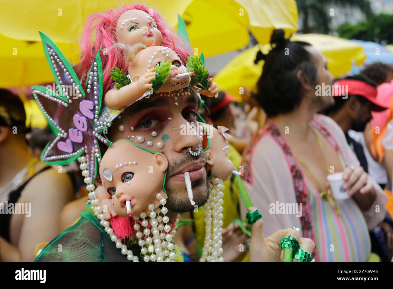 Sao Paulo, SP, Brasilien - 22. Februar 2021: Reveler posiert für ein Foto während der Tarado Ni Voce Bloco Carnival Parade in der Innenstadt. Stockfoto