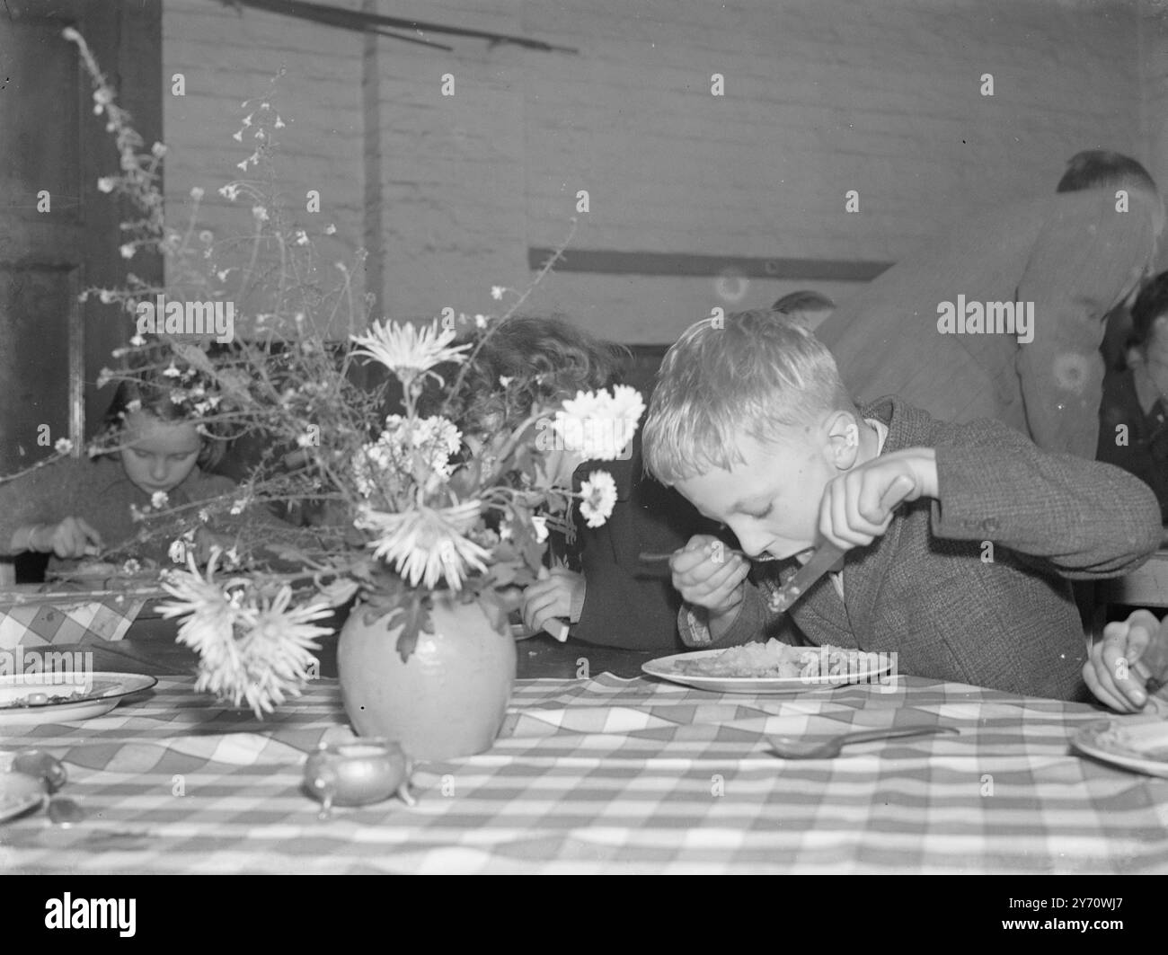 Kinder Essen. 1942 Stockfoto