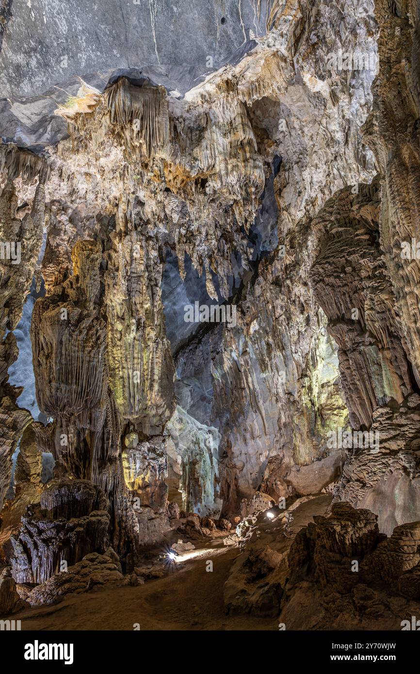 Stalagmiten- und Stalaktitenbildung in der Höhle Hang Sơn Đoòng in Vietnam Stockfoto