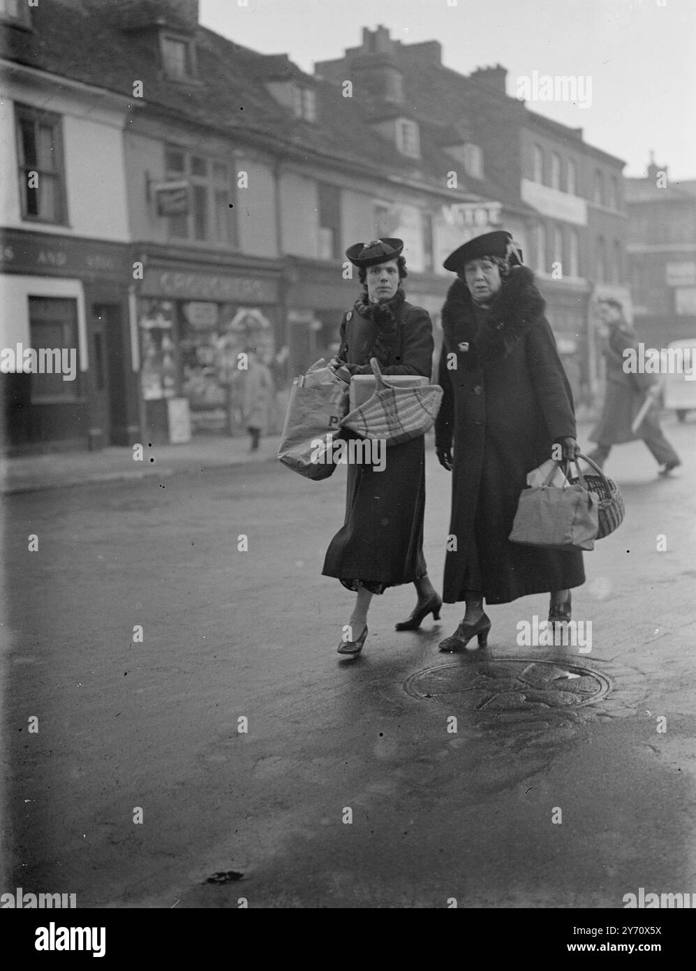 Fußgänger, Weihnachtseinkäufer 1940 Stockfoto