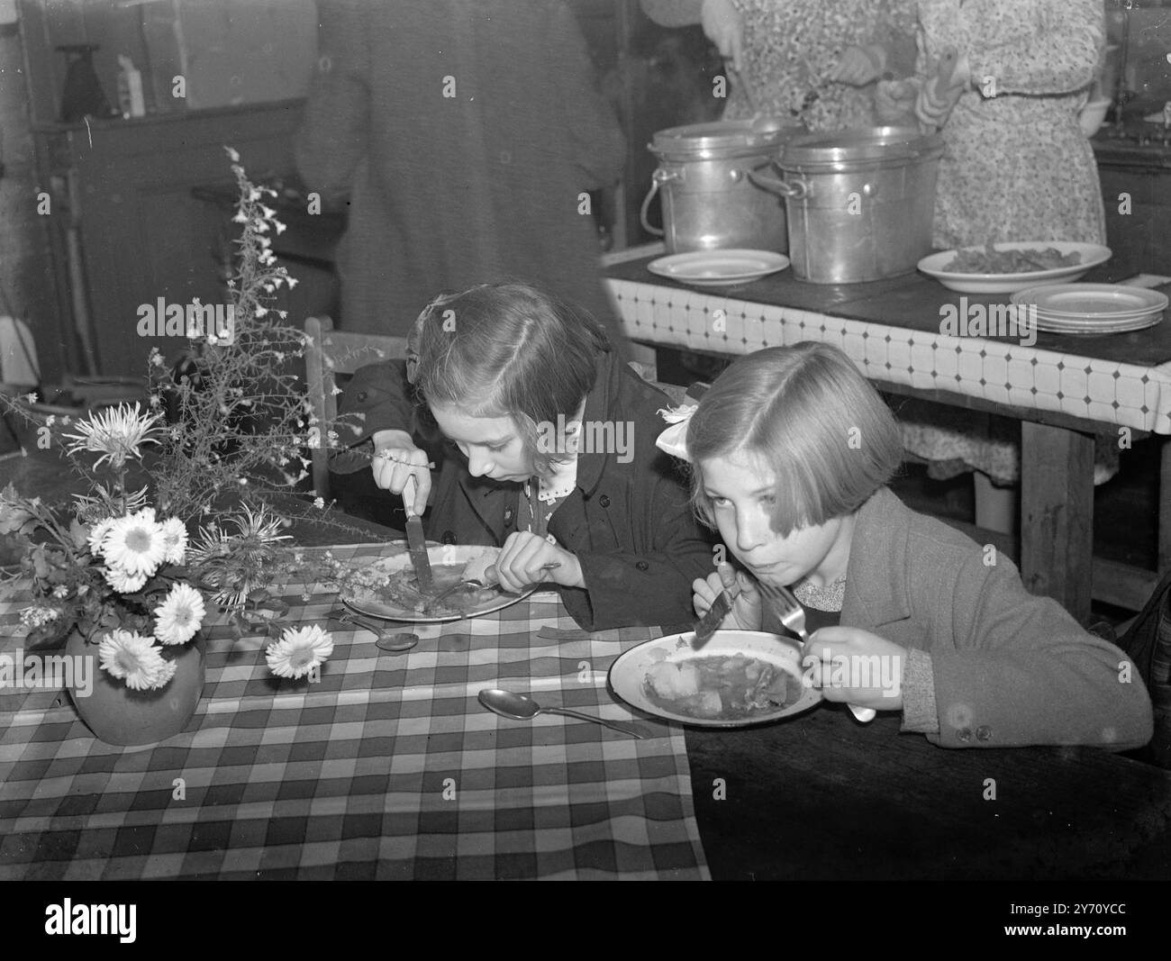 Kinder Essen. 1942 Stockfoto