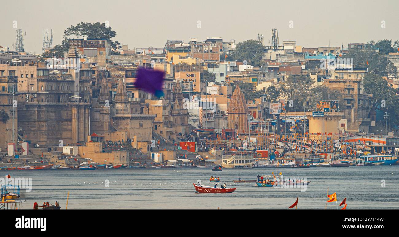 Varanasi, Uttar Pradesh, Indien. Boote, Die Am Frühen Morgen In Der Nähe Von Rana Mahal Ghat, Darbhanga Ghat Und Dashwamedh Ghat Schwimmen. Viele Hindutempel. Ansicht Stockfoto