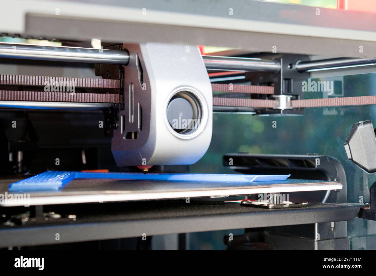 3D-Druckdetails, Erstellung dreidimensionaler Objekte aus einer digitalen Datei. Ein 3D-Drucker-Extruder, ein in 3D-Druckern verwendeter Fadenzuführungsmechanismus. Stockfoto