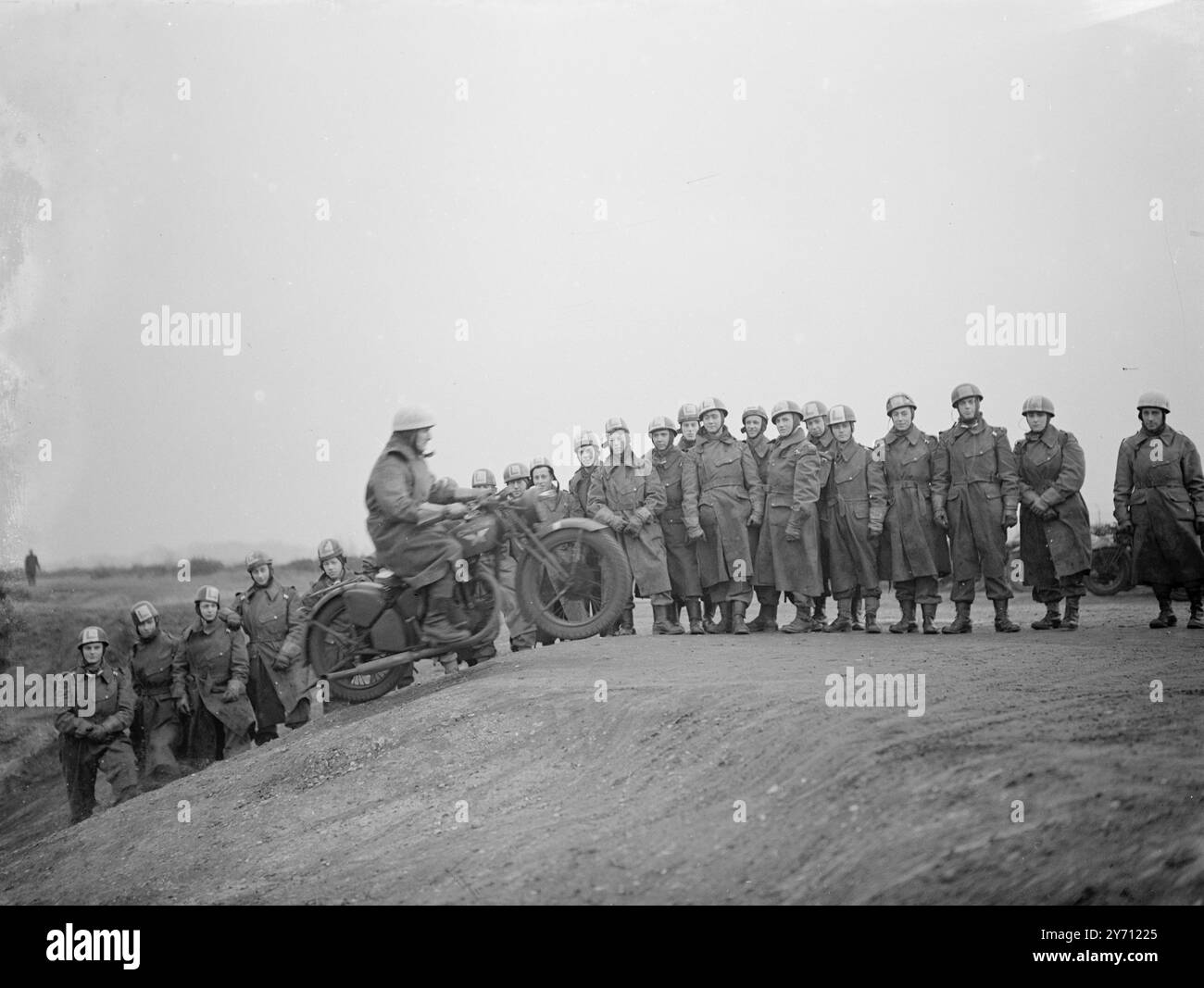 Army Motorcycle Riders - tragend Learner Helme, von John Topham genommen. Unvergleichliches Motorrad 1941 Stockfoto