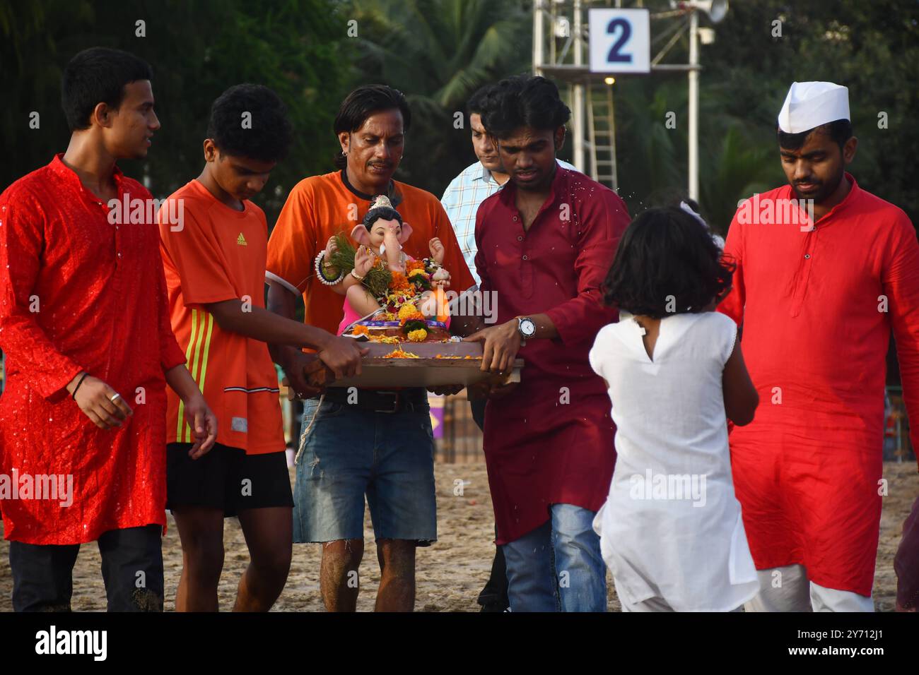 Ganesha Chaturthi Festival in Mumbai, Indien indische Anhänger bringen ein Idol von Lord Ganesha, dem elefantenköpfigen hinduistischen Gott der Weisheit, des Wohlstands und des Glücks, für Visarjan oder die Immersion Ceremony, während des Ganesh Chaturthi Festivals in Mumbai, Indien, am 11. September 2024 ins Meer. Ganesh Chaturthi ist ein beliebtes hinduistisches fest, das die Geburt von Lord Ganesha feiert und in der Regel zehn Tage dauert, beginnend am vierten Tag Chaturthi des hinduistischen Monats Bhadrapada, der normalerweise zwischen August und September im gregorianischen Kalender fällt. Idol-Installation in Häusern und unter m Stockfoto Ganesha Chaturthi Festival in Mumbai, Indien indische Anhänger bringen ein Idol von Lord Ganesha, dem elefantenköpfigen hinduistischen Gott der Weisheit, des Wohlstands und des Glücks, für Visarjan oder die Immersion Ceremony, während des Ganesh Chaturthi Festivals in Mumbai, Indien, am 11. September 2024 ins Meer. Ganesh Chaturthi ist ein beliebtes hinduistisches fest, das die Geburt von Lord Ganesha feiert und in der Regel zehn Tage dauert, beginnend am vierten Tag Chaturthi des hinduistischen Monats Bhadrapada, der normalerweise zwischen August und September im gregorianischen Kalender fällt. Idol-Installation in Häusern und unter m Stockfoto