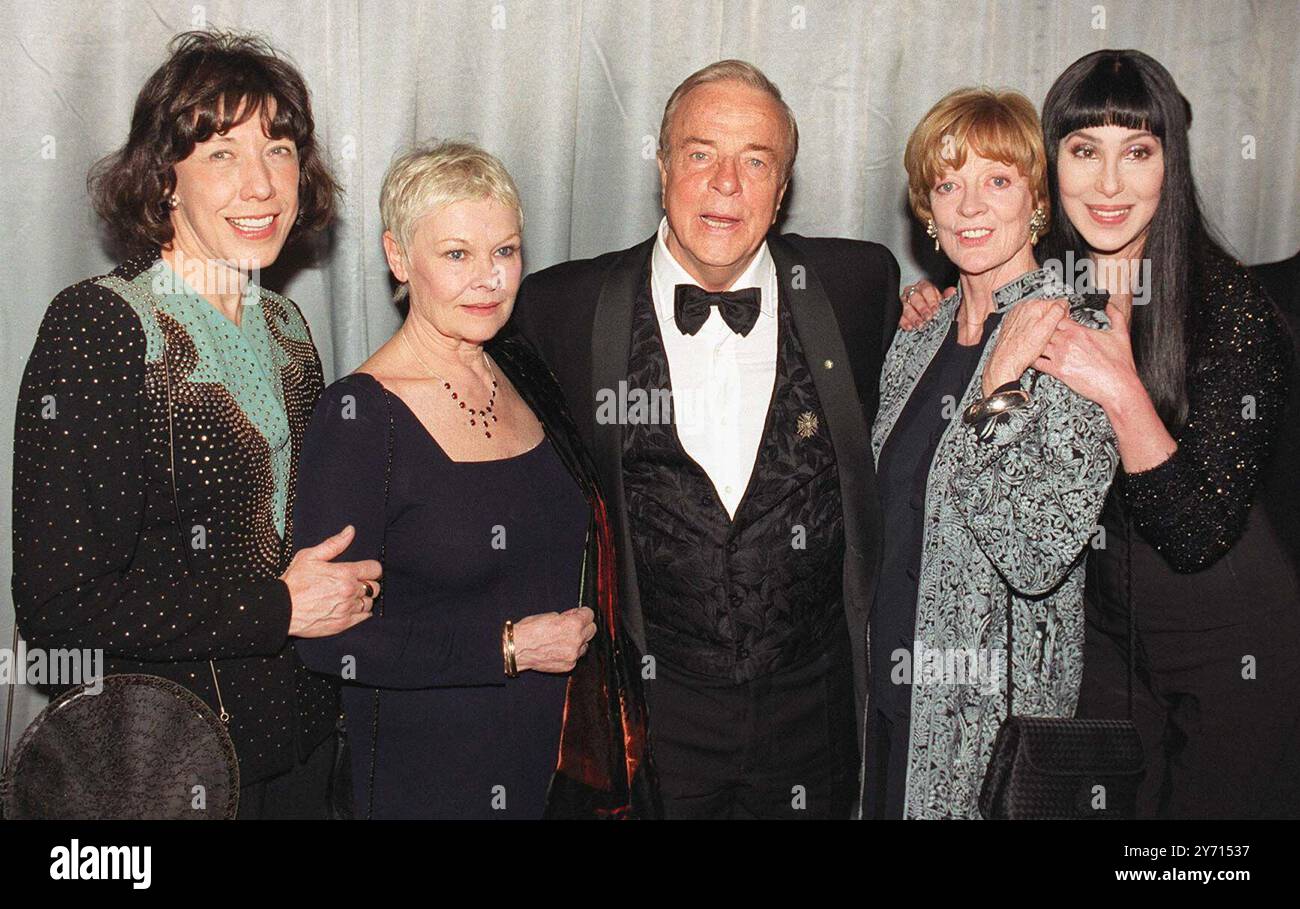 Aktenfoto vom 18. Januar 03/99 von Regisseur Franco Zeffirelli mit den Stars seines neuesten Films „Tee mit Mussolini“ bei seiner Royal Premiere in London (von links) Lily Tomlin, Dame Judi Dench, Franco Zeffirelli, Dame Maggie Smith und Cher. Dame Maggie Smith starb am Freitag im Krankenhaus, sagten ihre Söhne Chris Larkin und Toby Stephens in einer Erklärung. Ausgabedatum: Freitag, 27. September 2024. Stockfoto