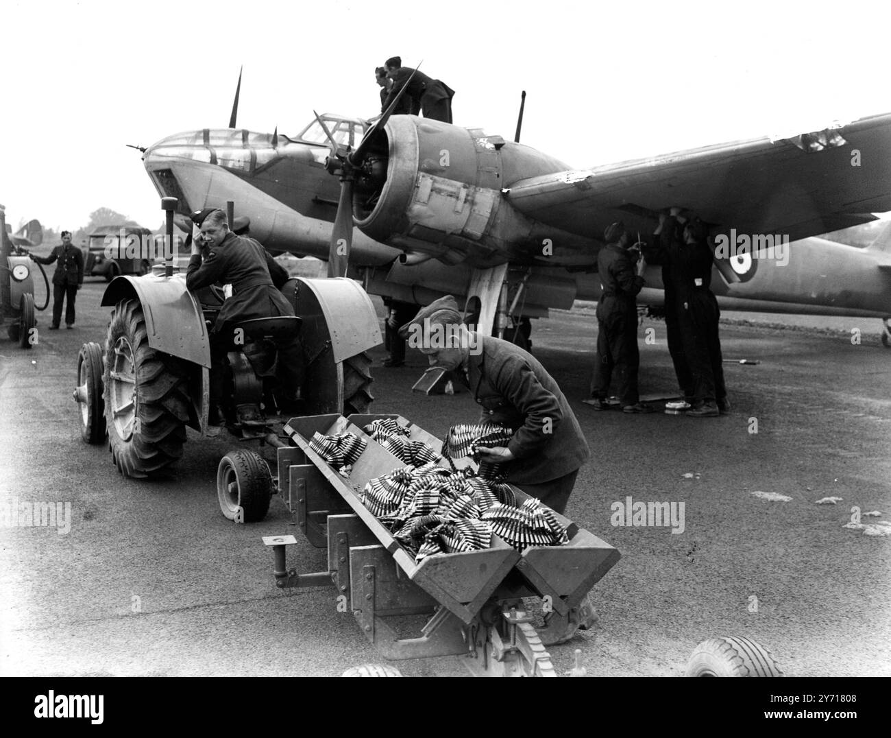 Eine LKW-Ladung Maschinengewehrmunition kommt an, um einen Blenheim-Bomber in England aufzurüsten . August 1941 Stockfoto