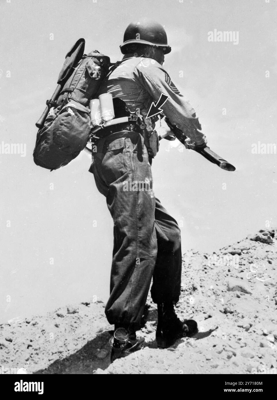 Der Infanterie-Soldat der Zukunft kann mit einem raketenbetriebenen Sprunggürtel ausgestattet sein , der an seiner Hüfte festgeschnallt ist , der einen Mann auf Berge , über Flüsse und so schnell wie ein Rennpferd über die Wohnung treiben kann . Die kleinen Düsen ( Pfeil ) sind an der Taille des Soldaten und stören nicht die normalen Aktionen , Rockaway , New Jersey , USA 19 Juni 1958 Stockfoto