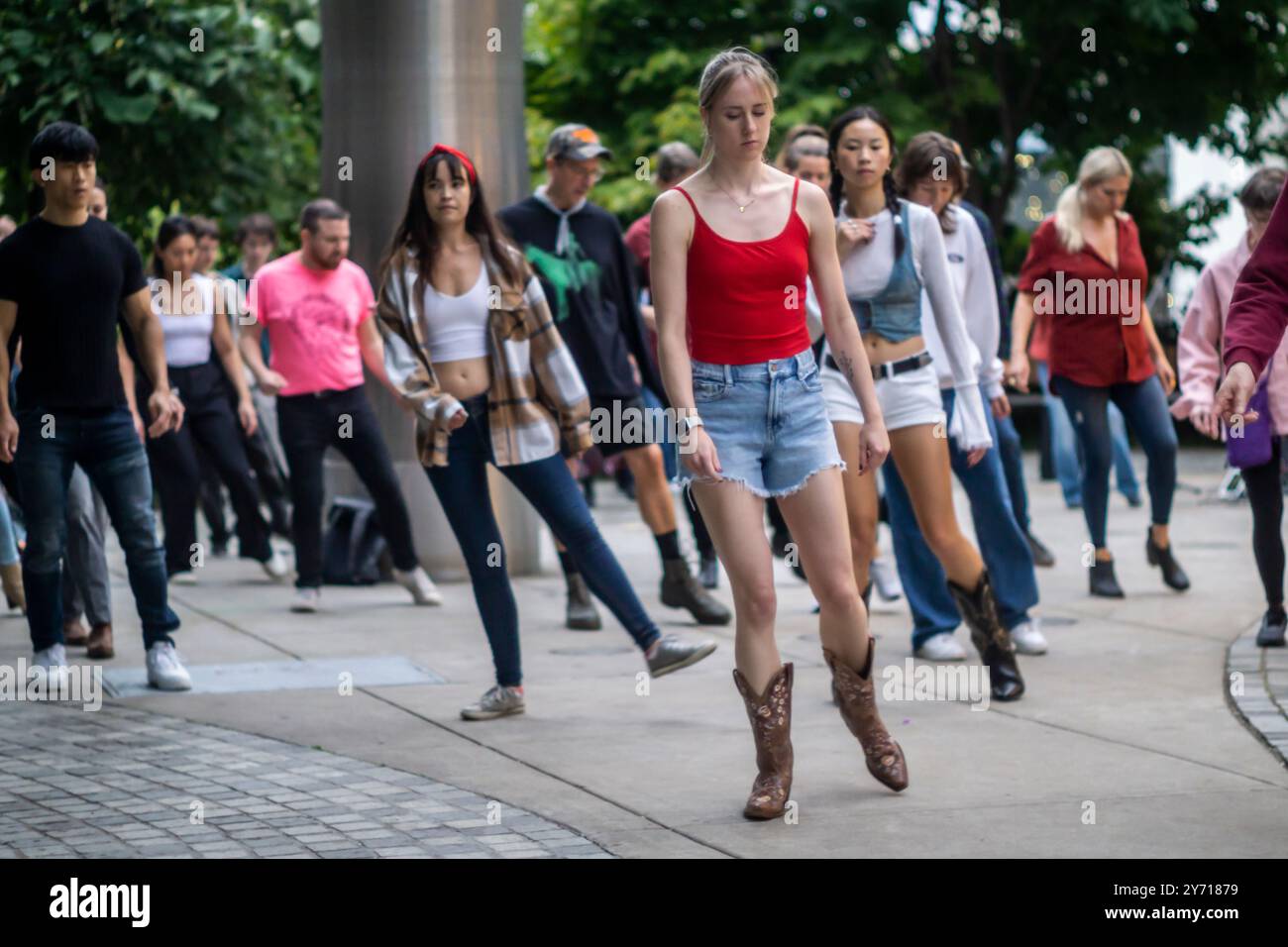 New Yorker und Besucher tanzen im Bella Abzug Park in New York am Mittwoch, den 26. September 2024 während des Line Dancing Workshops im Park. Am Abend zogen die Tänzer ihre Stiefel an und tanzten einen Sturm in der Werkstatt der Big Apple Ranch. Der Tanz ist nur eine der vielen Aktivitäten, die die Hudson Yards Hells Kitchen Alliance im Bella Abzug Park durchführt. (© Richard B. Levine) Stockfoto