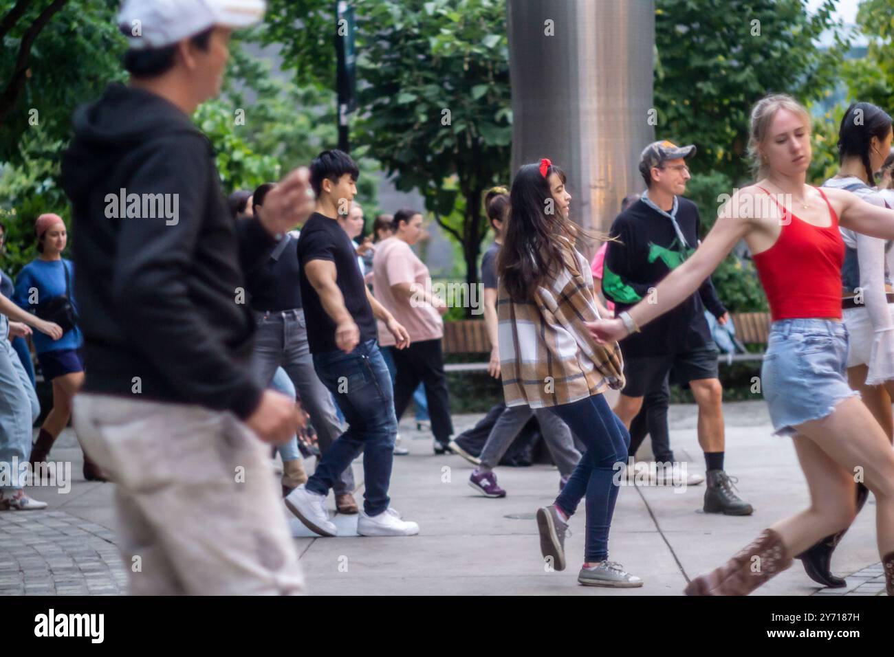 New Yorker und Besucher tanzen im Bella Abzug Park in New York am Mittwoch, den 26. September 2024 während des Line Dancing Workshops im Park. Am Abend zogen die Tänzer ihre Stiefel an und tanzten einen Sturm in der Werkstatt der Big Apple Ranch. Der Tanz ist nur eine der vielen Aktivitäten, die die Hudson Yards Hells Kitchen Alliance im Bella Abzug Park durchführt. (© Richard B. Levine) Stockfoto