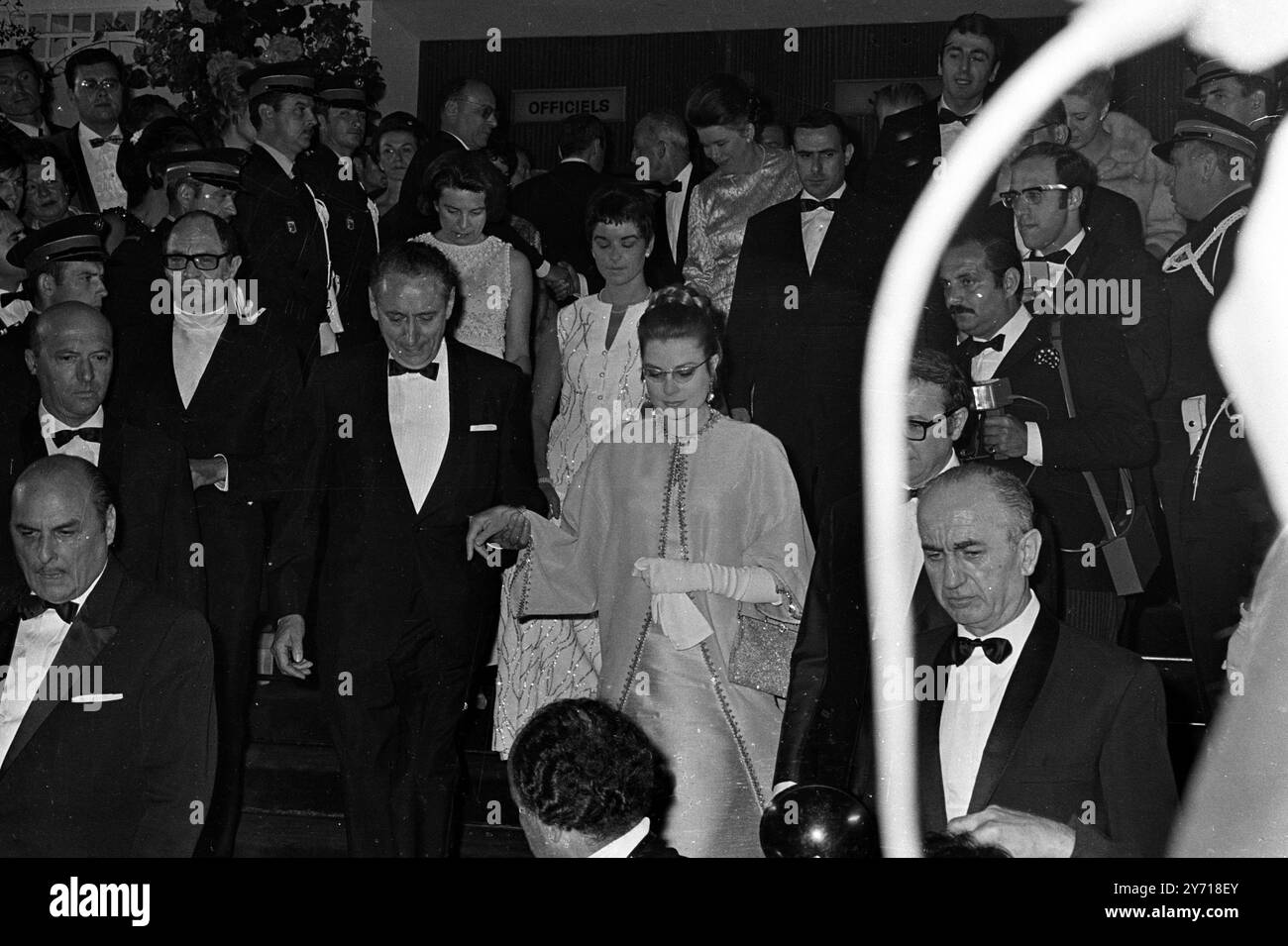 Begleitet von Robert Faver Lebret (links), Generaldelegierter der Filmfestspiele von Cannes, trifft Prinzessin Grace von Monaco zur Eröffnungszeremonie im Palast des Festivals ein . 13. Mai 1968 Stockfoto