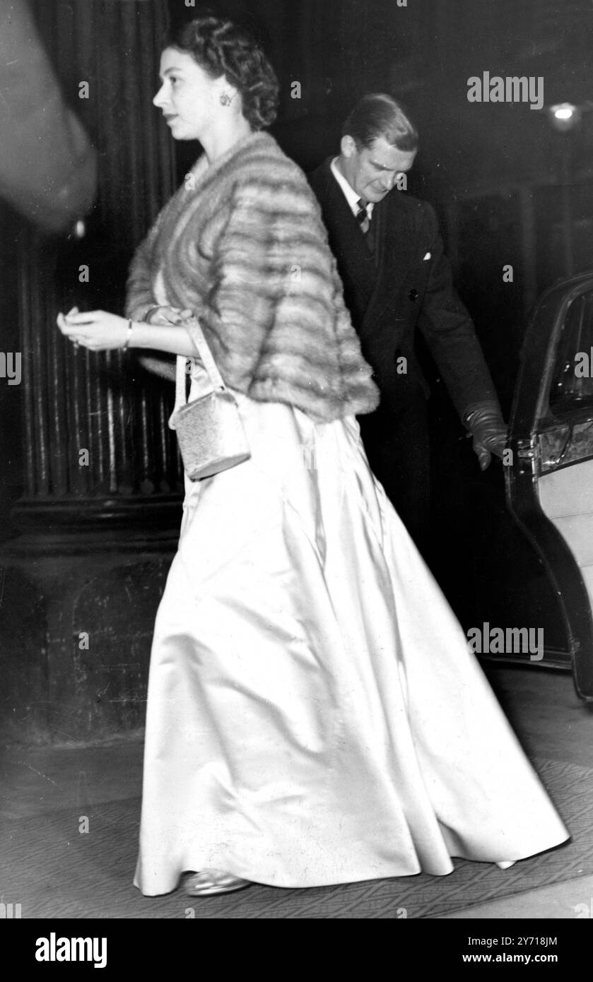 Ein kurzer Mantel wird von Prinzessin Margaret getragen, als sie das Theatre Royal , Drury Lane , betritt , um eine Aufführung des amerikanischen Musicals South Pacific zu sehen . Anlass war eine Royal Family Party am Vorabend des Abgangs von Prinzessin Elizabeth und dem Duke of Edinburgh (die ebenfalls das Theater besuchten) auf ihrer Commonwealth Tour. Anwesend waren auch der König (sein erster Theaterbesuch seit seiner Krankheit) und die Königin. 31. Januar 1952 Stockfoto