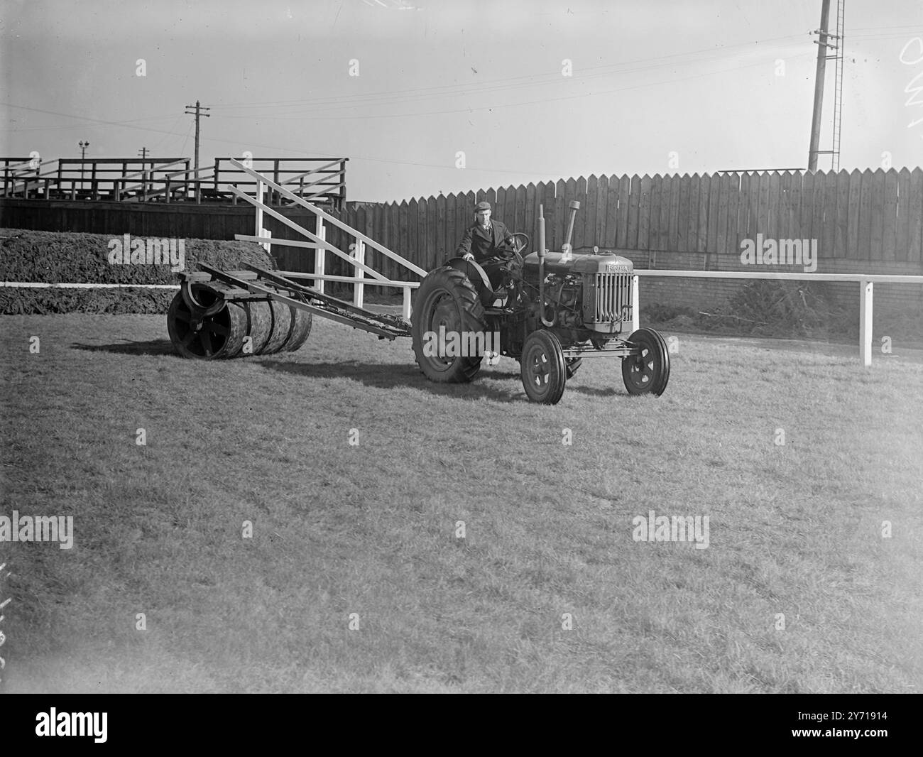 100 . TREFFEN DES GRÖSSTEN RENNENS DER WELT. Alle Augen der Rennsport - und Steeplechasing - Welt werden am Samstag , den 26 . März in Aintree in der Nähe von Liverpool gerichtet . Wann der 100. Grand National wird dort abgehalten. Es ist das aufregendste Rennen der Welt , das als das Blaue Band der Chase bekannt ist und über viereinhalb Meilen raues Land ausgetragen hat . Der erste Lauf in Aintree im Jahr 1839 begann in Maghull, ein paar Meilen entfernt im Jahr 1837. Trotz des schwierigen Kurses, auf dem es geführt wird, hat sich der Grand National den Ruf erworben, der sicherste Hindernislauf der Welt zu sein - in den letzten 40 Jahren Stockfoto