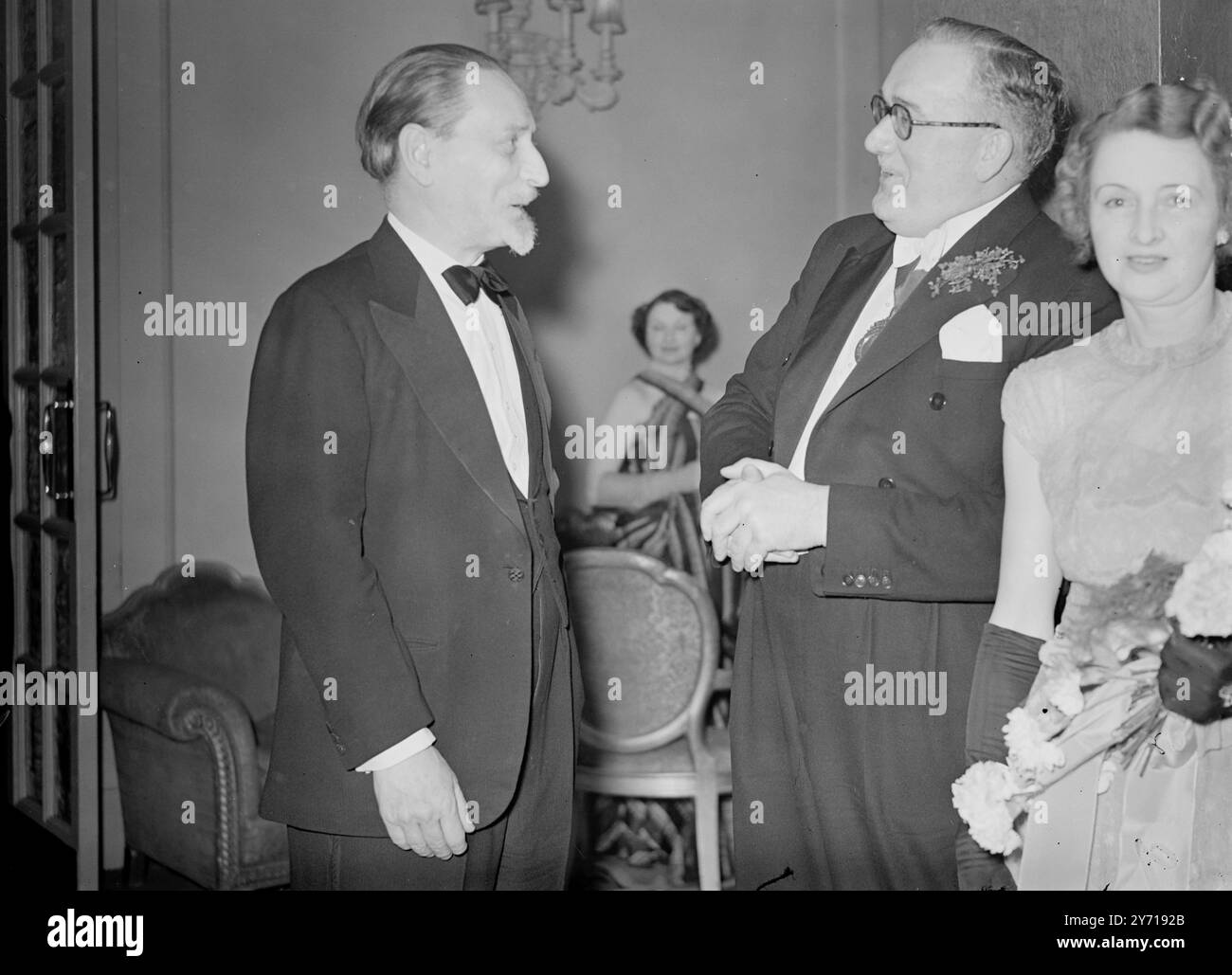 AM ST . PATRICKS ABENDBANKETT der Präsident , Dr . M.D. NUNAN und seine Frau Frau Frau Nunan begrüßen Herrn . COMPTON Mackenzie ( links ) am 20. Club der National University of Ireland. Jährlich St . Patrick's Day Dinner im Grosvenor House, London. 17. März 1949 Stockfoto