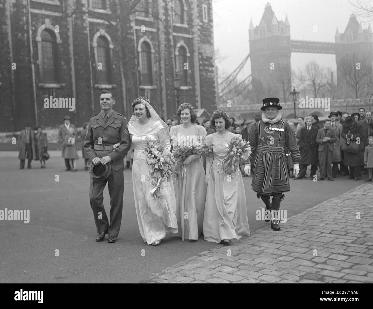 BRAUT GING ZU IHREM TOWER WEDDING Braut, die zu ihrer Hochzeit ging, war MISS BETHIA BURROWS , 21-jährige Tochter von Yeoman Warder , die im Tower of London's 12th Century Chapel Royal, St Peter ad Vincular, verheiratet war . Ihr Haus ist neben der Kapelle und ein Auto würde die engen Tower Gassen zu schwierig finden. Ihr Bräutigam war 1,5m in Sergt. LESLIE STEVENS , von der King's Company , 1st Grendier Guards . Eine Sekretärin der Stadt und Tochter von Yeoman Warden John Burrows , die Braut selbst ist 1,80 m groß . DAS BILD ZEIGT die alte und die neue Szene wird in diesem Bild als die br Stockfoto