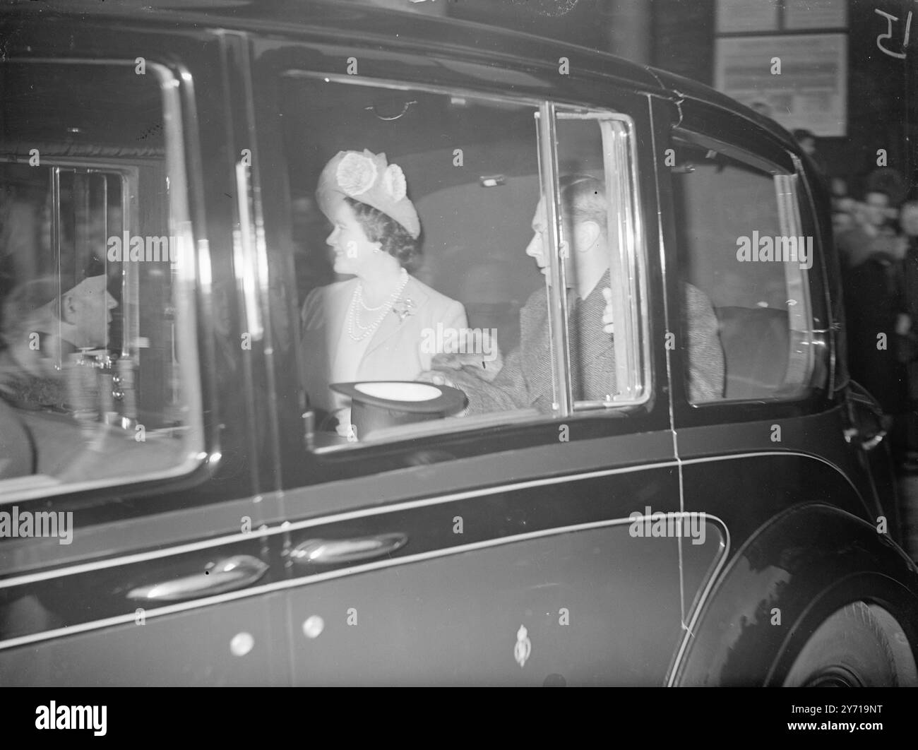 KÖNIG UND KÖNIGIN KEHREN NACH LONDON ZURÜCK Ihre Majestäten der König und die Königin kamen nach ihrer Rückkehr von Sandringham an der King's Cross Station ( London ) an, wo sie seit dem 8. Januar ihren Wohnsitz haben . Der Aufenthalt des Königs in Norfolk hat ihm sehr geholfen , sich von seiner Krankheit zu erholen . Am 1. März wird der König das erste halböffentliche Engagement seit der Bekanntgabe von Has Disease im November letzten Jahres feiern . Die Einweihung findet im Ballsaal des Buckingham Palace statt, und es wird erwartet, dass seine Majestät während des gesamten Aufenthalts sitzen bleibt Stockfoto