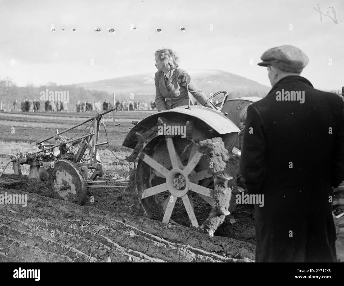 IN DER LADIES-SEKTION BEIM INTERNATIONALEN PFLÜGERSPIEL Miss JOY PHILLIPS , Broadmills Young Farmers Club , Gewinnerin des Young Farmers Club Traktorsektors beim Internationalen Pflügerwettbewerb in Lindvady , Nordirland , war sie im letzten Jahr die Meisterschaft in der Ladies-Sektion . Die Teilnehmer des internationalen Wettbewerbs kamen aus Nordirland , Irland , Schottland , England und Kanada . 13. Februar 1949 Stockfoto