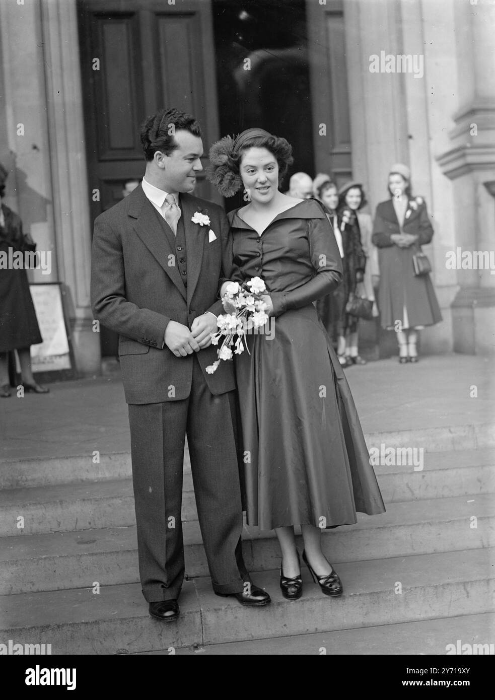 ROBERT FUNCUNE , jüngerer Bruder des Luftwagens Wing Commander-Paddy Finucane , der 1942 getötet wurde, als seine Zahl deutscher Flugzeuge bei 32 lag , heiratete im Brompton Oratory in London . Seine Braut war Miss FEARDAR FARWUHAR GODFREY BIRD, die während des Krieges in der W.A.A.F. diente. Sie trafen sich im Oktober letzten Jahres . Sie ist die einzige Tochter von Oberstleutnant und Mrs. H. S . Godfrey Vogel von Aboyne, Aberdeenshire. Der Bräutigam ist der zweite Sohn von Frau . Finucane von Richmond , Surrey . DAS BILD ZEIGT :- Fligh Stockfoto