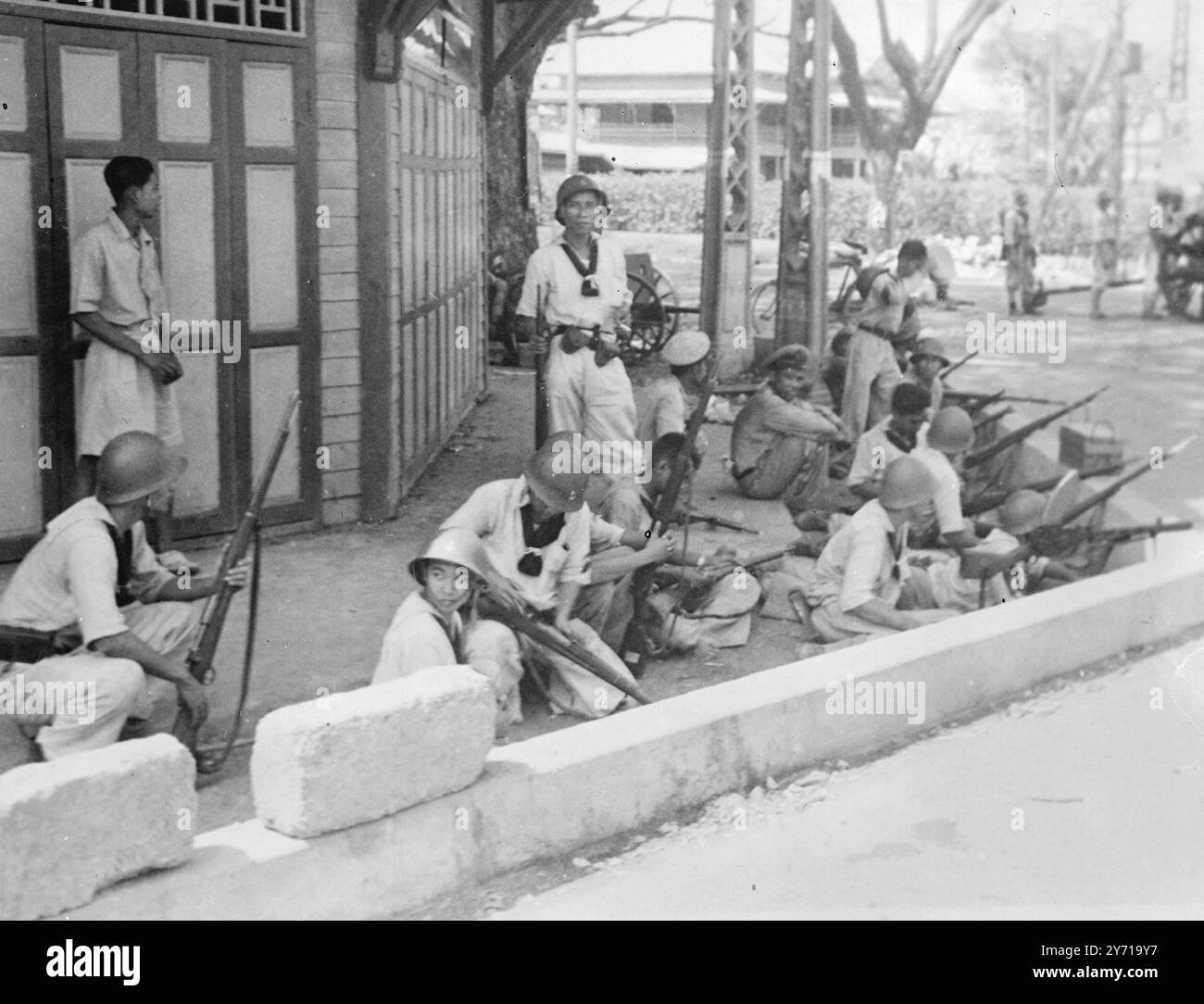 KÄMPFE IN BANGKOK wurden heute auf dem Luftweg empfangen dieses Bild wurde aus der Schlacht - zerrissenes Bangkok , Hauptstadt von Siam , geschmuggelt , wo letzte Woche in den Hauptstraßen Kämpfe zwischen siamesischen Marine - und Armee ausbrachen . Gepanzerte Fahrzeuge mit Soldaten und Panzerabwehrgeschütze mit Marinesoldaten gingen gegeneinander in Aktion . Das Bild zeigt :- Siammarines bemannen eine Barrikade in Bangkok nach Ausbruch des '' Bürgerkriegs '' . 5. März 1949 Stockfoto