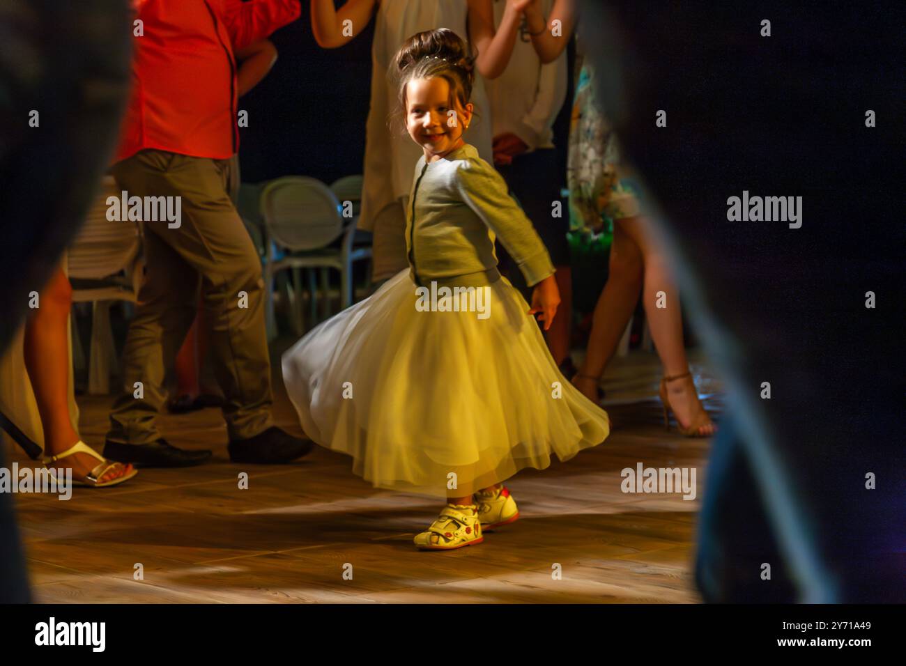 Tanzen findet zu jeder Zeit auf einer bulgarischen Hochzeit statt Stockfoto